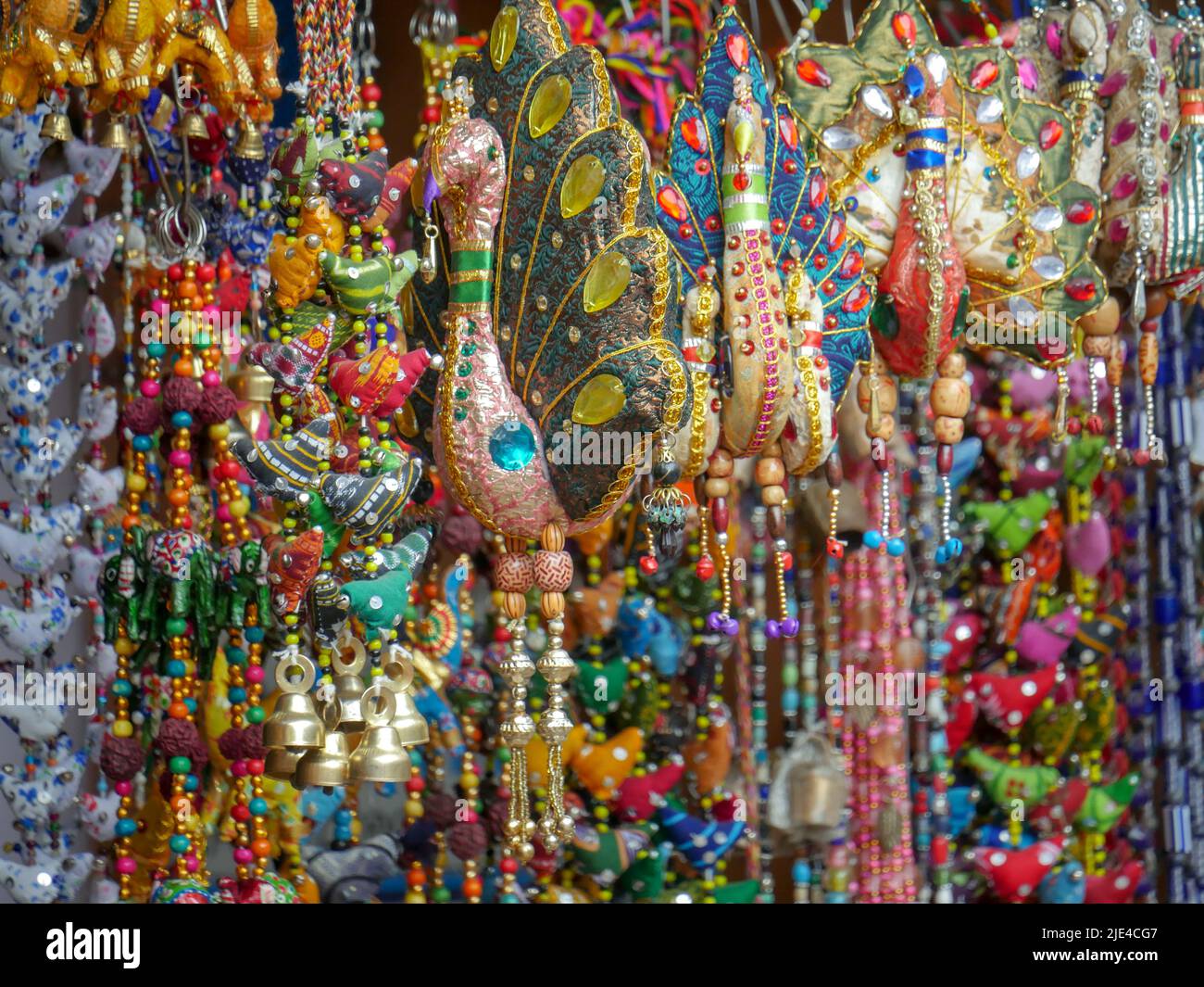 Corde di gioielli perle che vendono nel mercato del negozio di strada. Oreficeria artificiale corda di perle Foto Stock