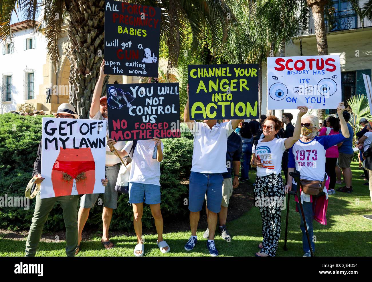 Santa Barbara, California, Stati Uniti. 24th giugno 2022. Segnali accattivanti tenuti da Santa Barbaran come diverse centinaia di manifestanti si sono rivelati con breve preavviso per un rally sponsorizzato da Planned Parenthood presso il tribunale storico di Santa Barbara il 24 giugno 2022, Il giorno la Corte Suprema ha rovesciato il punto di riferimento Roe V. Wade decisione che ha protetto le donne e i diritti di aborto negli Stati Uniti per cinquant'anni. I segni includono, 'Get Off My Lawn'', 'tutti i bambini in gravidanza forzata otterranno una pistola all'uscita del grembo'', canale la tua rabbia in azione'', 'Scotus History ha i suoi occhi su di voi! (Credit Image: © Amy Katz/Z Foto Stock