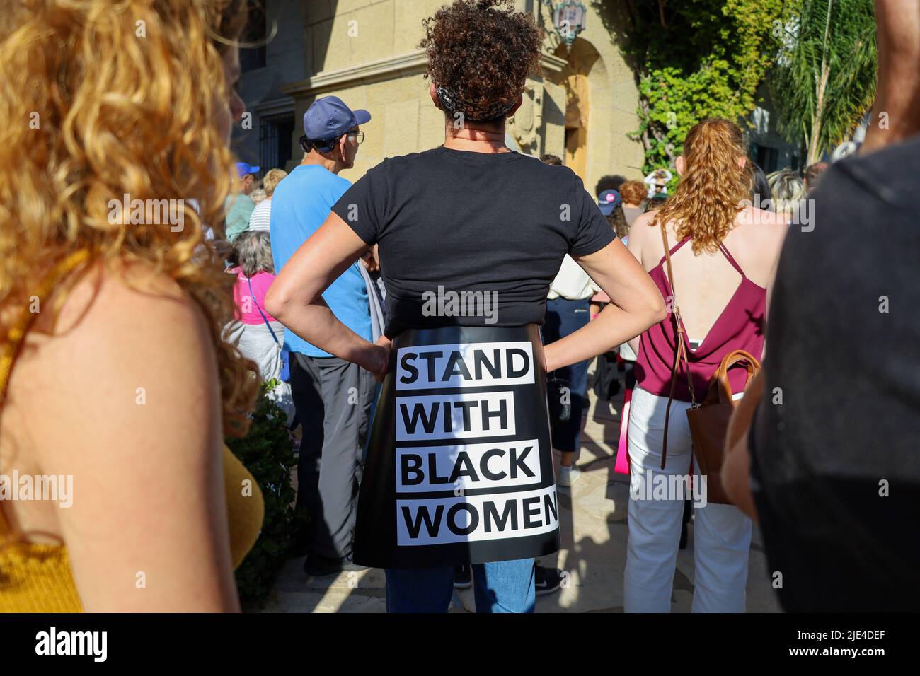 Santa Barbara, California, Stati Uniti. 24th giugno 2022. Stand con Black Women segno come molte centinaia di manifestanti si è rivelato in breve preavviso per un rally sponsorizzato da Planned Parenthood a Santa Barbara storico tribunale il 24 giugno 2022, Il giorno la Corte Suprema ha rovesciato il punto di riferimento Roe V. Wade decisione che ha protetto le donne e i diritti di aborto negli Stati Uniti per cinquant'anni. (Credit Image: © Amy Katz/ZUMA Press Wire) Foto Stock