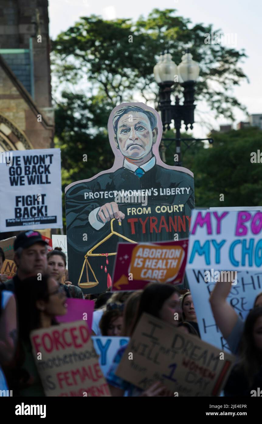 24 giugno 2022, Boston, ma, USA: Diverse migliaia di manifestanti pro-aborto provenienti da diversi gruppi marciarono attraverso il Massachusetts centrale di Boston dopo che la Corte Suprema degli Stati Uniti tolse il diritto costituzionale di aborto alle donne americane. La foto mostra una pittura più che a grandezza naturale del giudice della Corte Suprema degli Stati Uniti Samuel Alito che tiene un appendiabiti Bloody durante la manifestazione durante la protesta del Venerdì. Grandi dimostrazioni pro-aborto in reazione alla decisione della Corte Suprema del venerdì mattina ha avuto luogo nelle città principali attraverso il credito degli Stati Uniti: Chuck Nacke/Alamy Live News Foto Stock