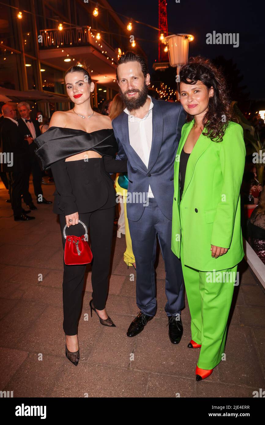 Berlino, Germania. 24th giugno 2022. Ruby O. Fee (l-r), Franz Dinda e Anna Fischer sono alla festa dopo i premi cinematografici tedeschi Lola del 72nd di fronte al Palais am Funkturm. Credit: Gerald Matzka/dpa/Alamy Live News Foto Stock