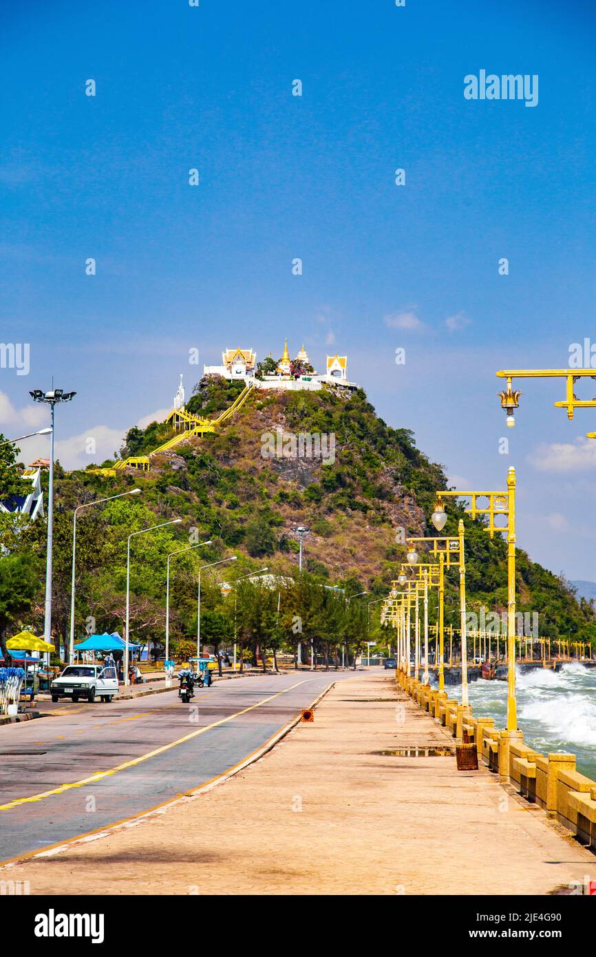 Prachuap Khiri Khan spiaggia e città in Thailandia Foto Stock