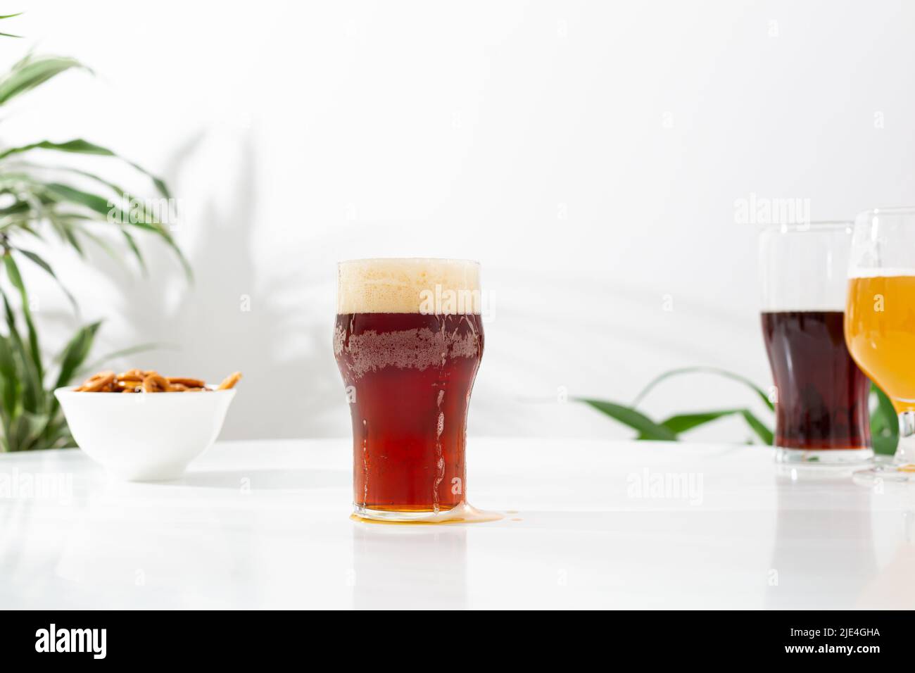 Uno spuntino artigianale al bicchiere con birra, uno spazio per fotocopie per l'oktoberfest Foto Stock
