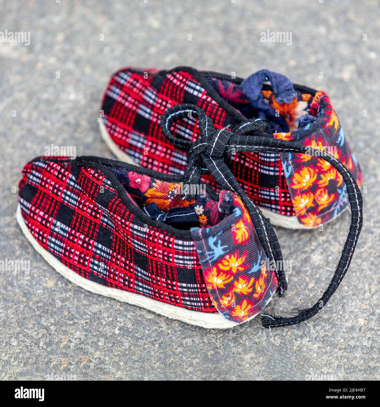 Scarpe per bambini, scarpe in tessuto, scarpe, scarpe, scarpe in cotone, scarpe singole, scarpe pelle bagnata di tofu, cotone, manuale, artigianato popolare, campagna, i bambini e i bambini, le madri amano, non il patrimonio, il patrimonio culturale immateriale Foto Stock