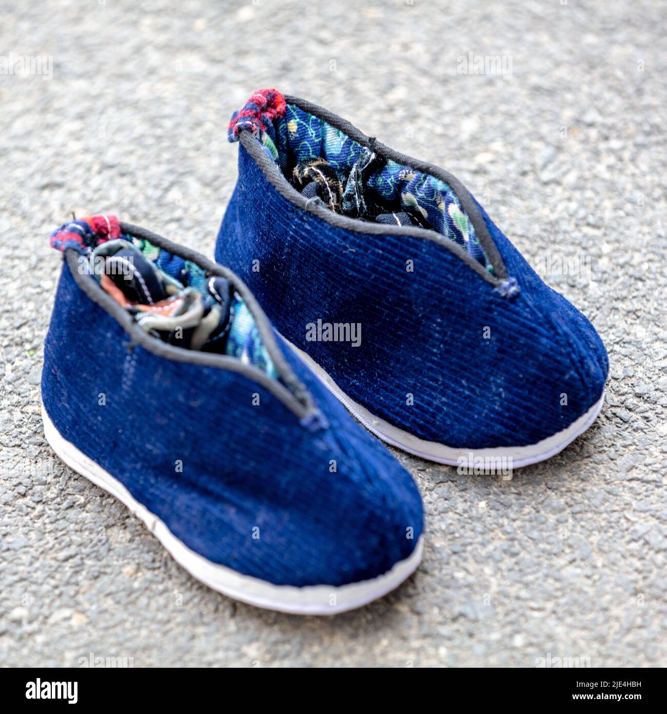 Scarpe per bambini, scarpe in tessuto, scarpe, scarpe, scarpe in cotone, scarpe singole, scarpe pelle bagnata di tofu, cotone, manuale, artigianato popolare, campagna, i bambini e i bambini, le madri amano, non il patrimonio, il patrimonio culturale immateriale Foto Stock