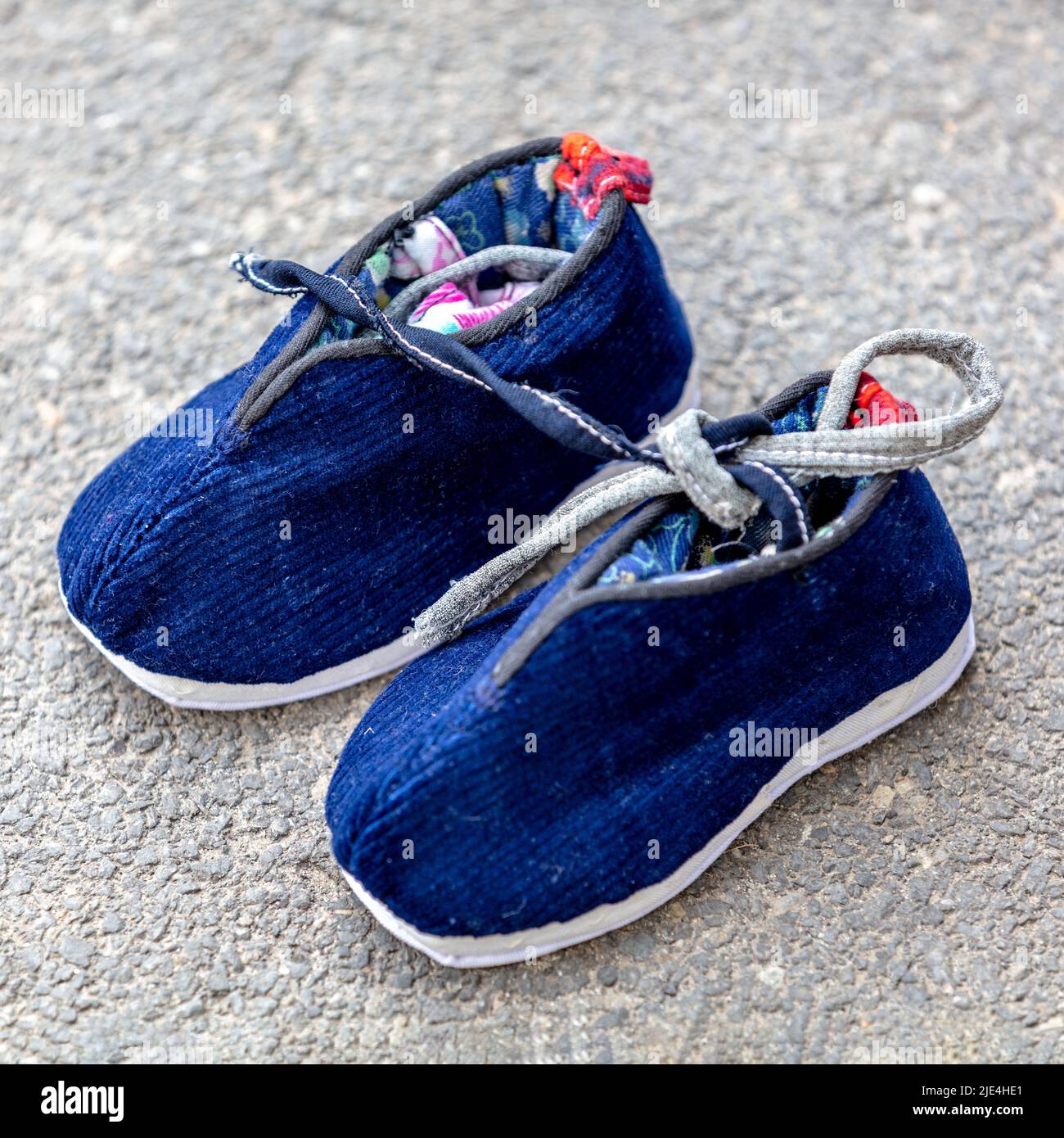 Scarpe per bambini, scarpe in tessuto, scarpe, scarpe, scarpe in cotone, scarpe singole, scarpe pelle bagnata di tofu, cotone, manuale, artigianato popolare, campagna, i bambini e i bambini, le madri amano, non il patrimonio, il patrimonio culturale immateriale Foto Stock