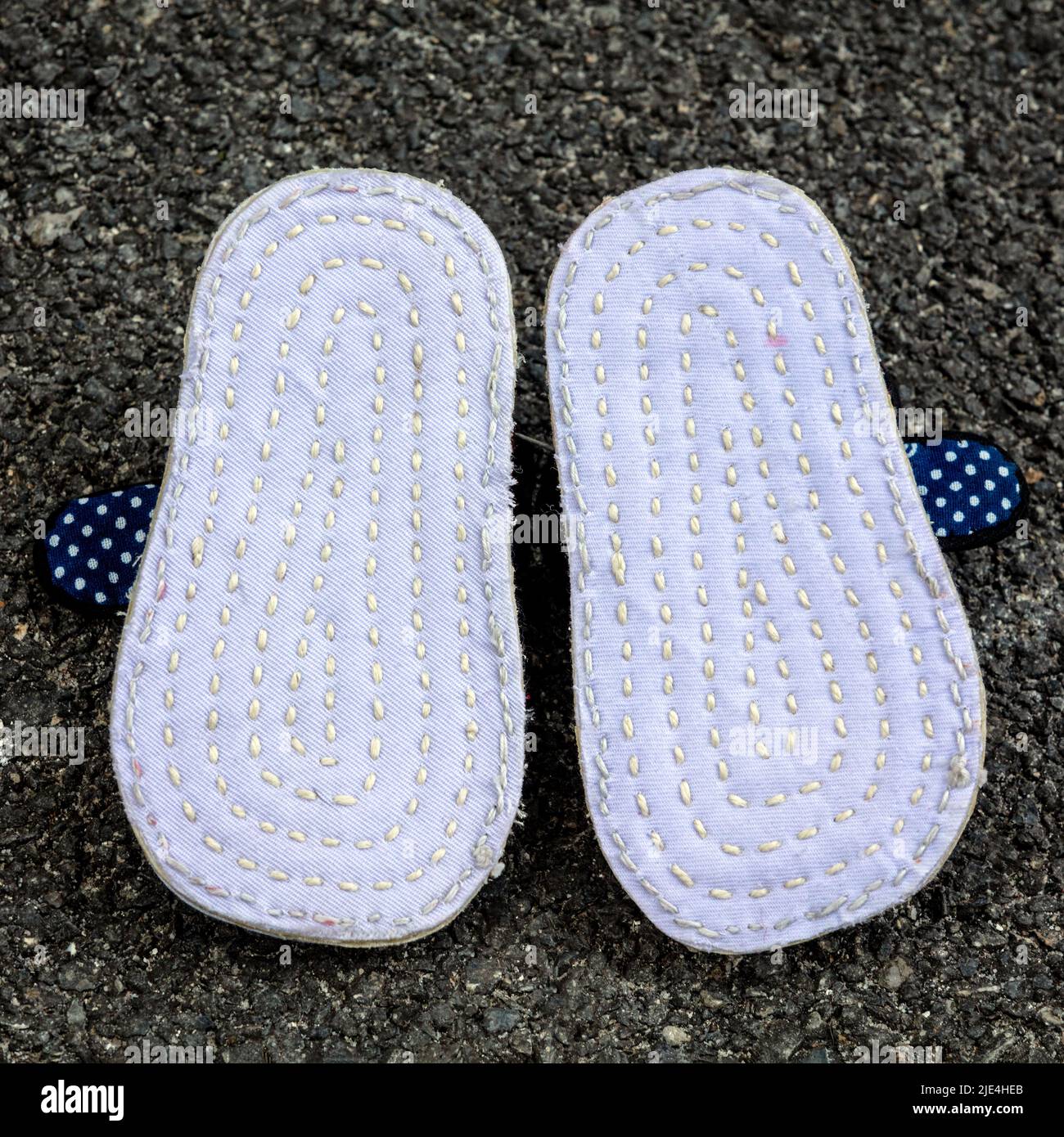 Scarpe per bambini, scarpe in tessuto, scarpe, scarpe, scarpe in cotone, scarpe singole, scarpe pelle bagnata di tofu, cotone, manuale, artigianato popolare, campagna, i bambini e i bambini, le madri amano, non il patrimonio, il patrimonio culturale immateriale Foto Stock