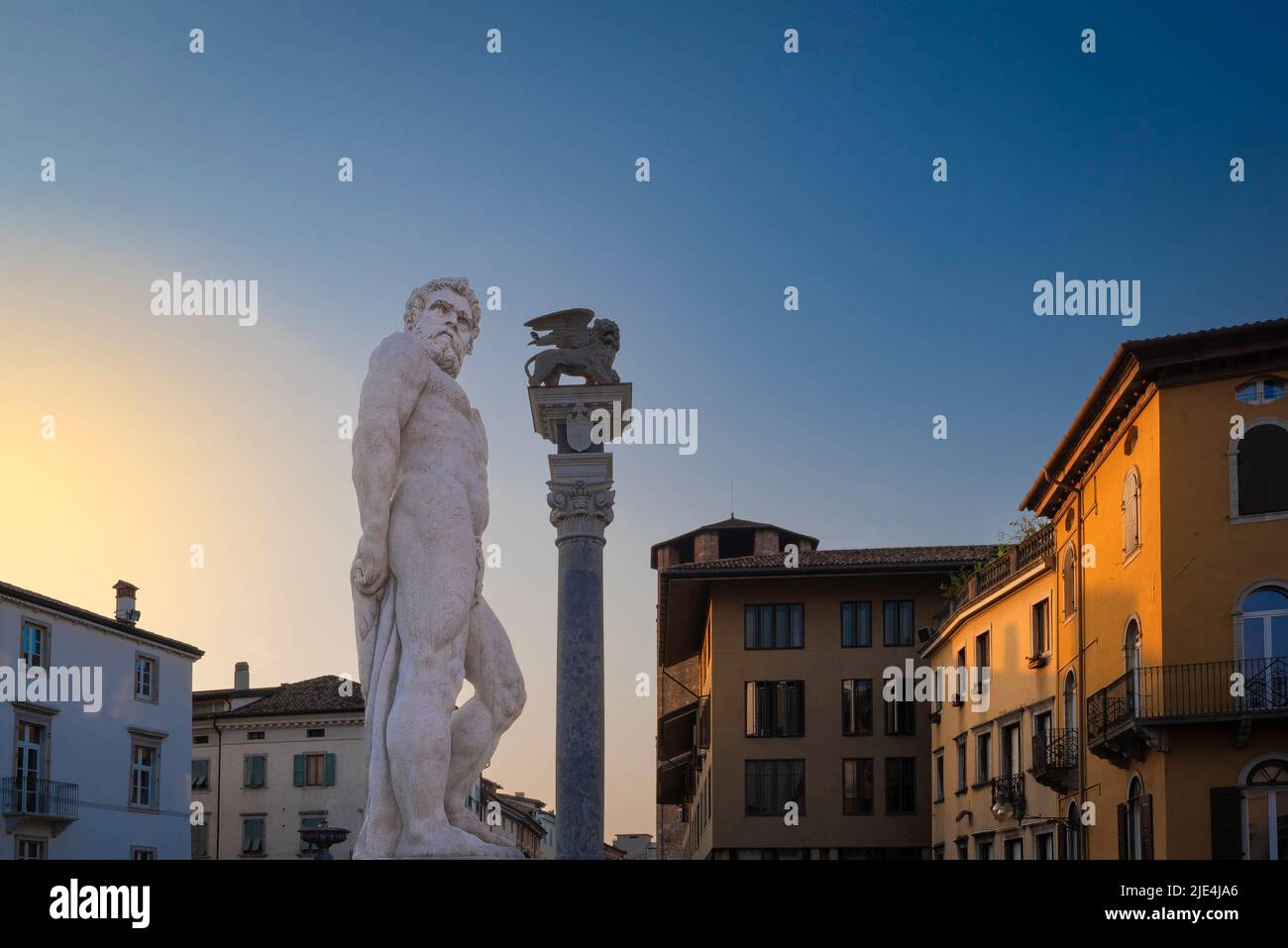 Statua di Ercole al centro di una piazza italiana all'alba. Piazza della Libertà, Udine, Friuli Venezia Giulia, Italia. Foto Stock
