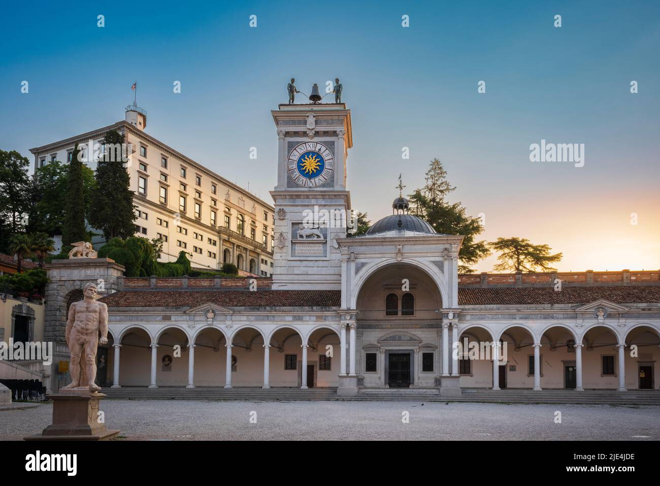 Vista mattutina di Piazza Libertà e del castello di Udine, Friuli Venezia Giulia. Foto Stock