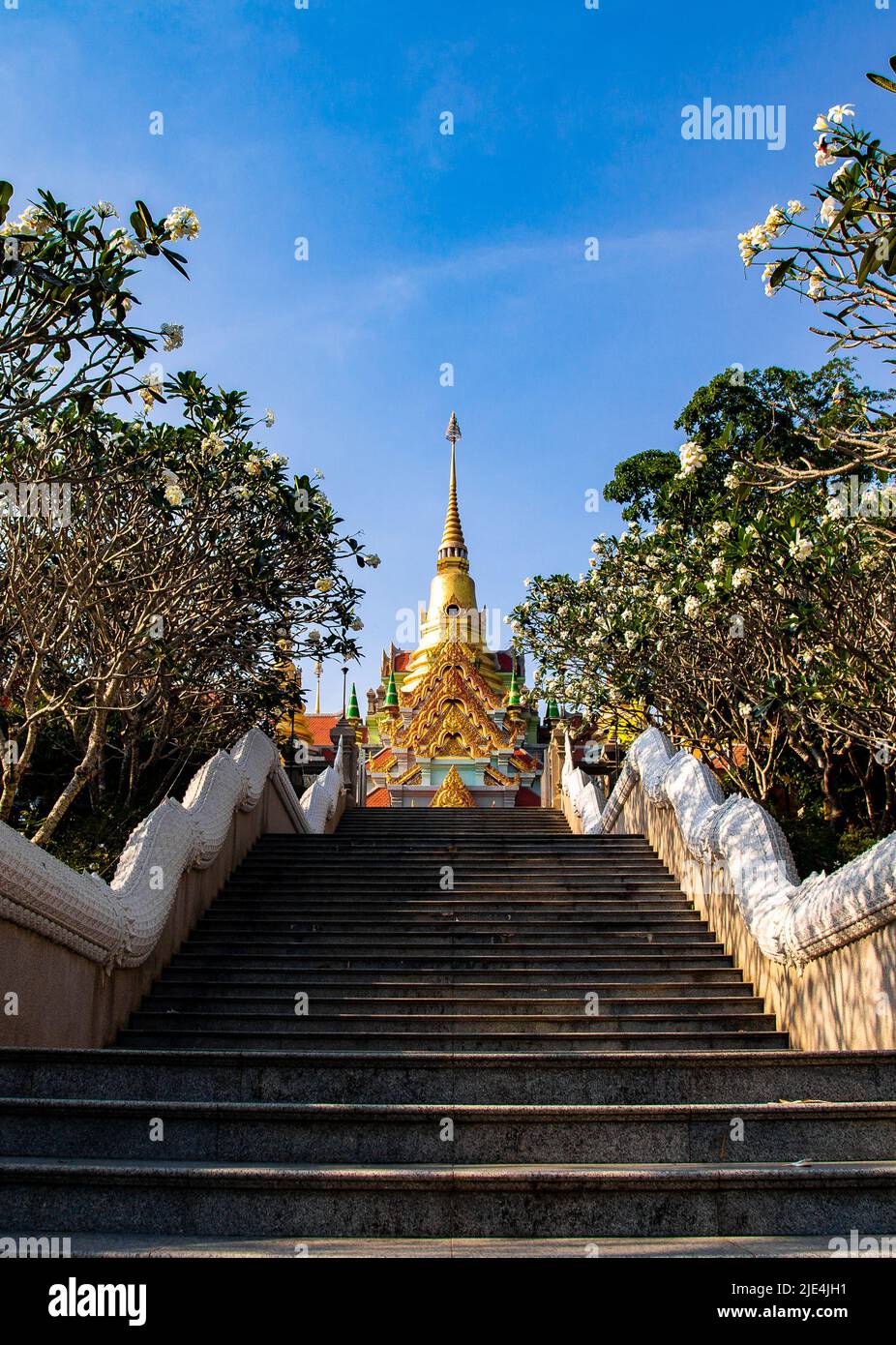 Phra Mahathat Chedi Phakdee Prakat tempio a Prachuap Khiri Khan, Thailandia Foto Stock