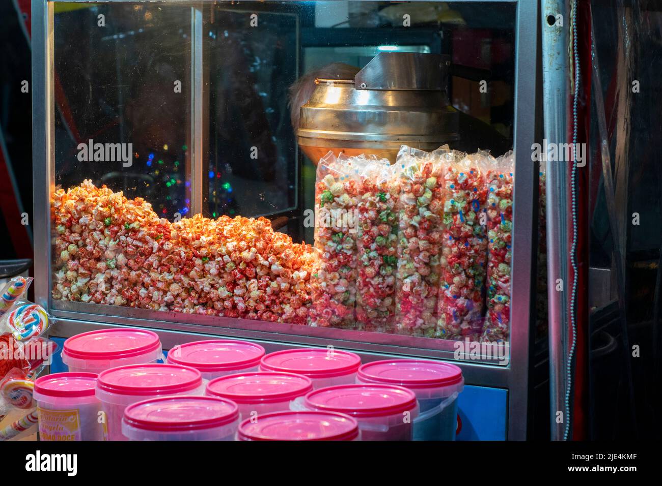 Sacchetti con popcorn sotto forma di teschi. Spuntini casalinghi di  Halloween Foto stock - Alamy