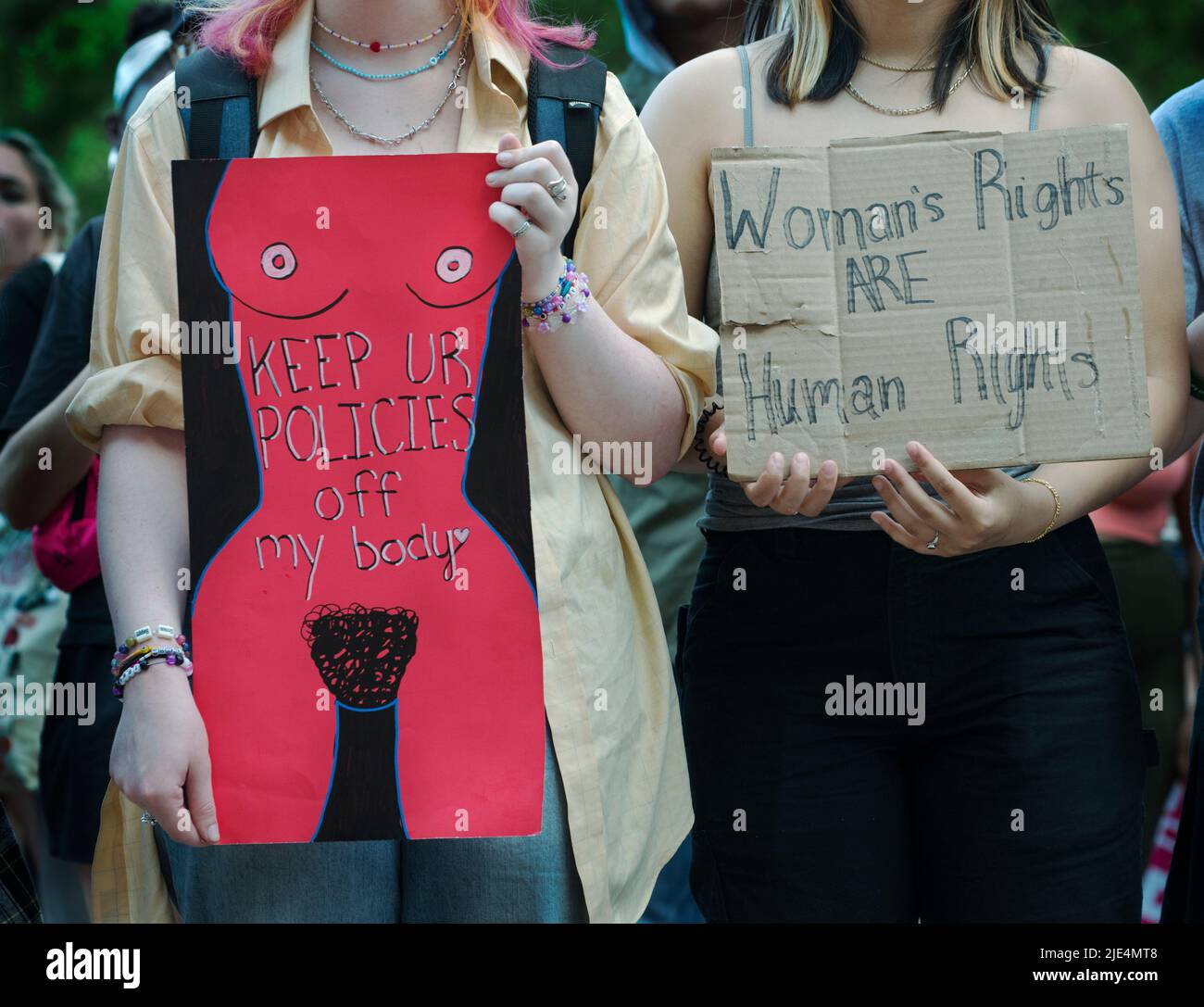 24 giugno 2022, Boston, ma, USA: Diverse migliaia di manifestanti pro-aborto provenienti da diversi gruppi marciarono attraverso il Massachusetts centrale di Boston dopo che la Corte Suprema degli Stati Uniti tolse il diritto costituzionale di aborto alle donne americane. La foto mostra le donne che hanno dei cartelli all'esterno della biblioteca pubblica centrale di Boston durante la protesta del venerdì. Grandi dimostrazioni pro-aborto in reazione alla decisione della Corte Suprema del venerdì mattina ha avuto luogo nelle città principali attraverso il credito degli Stati Uniti: Chuck Nacke/Alamy Live News Foto Stock