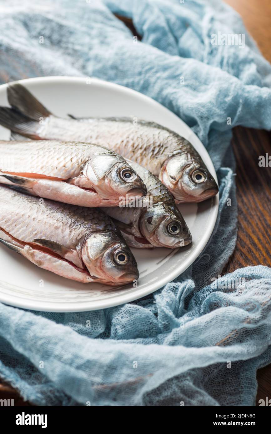 Piatto di porcellana bianca quattro carpe croceane selvatiche pulite Foto Stock