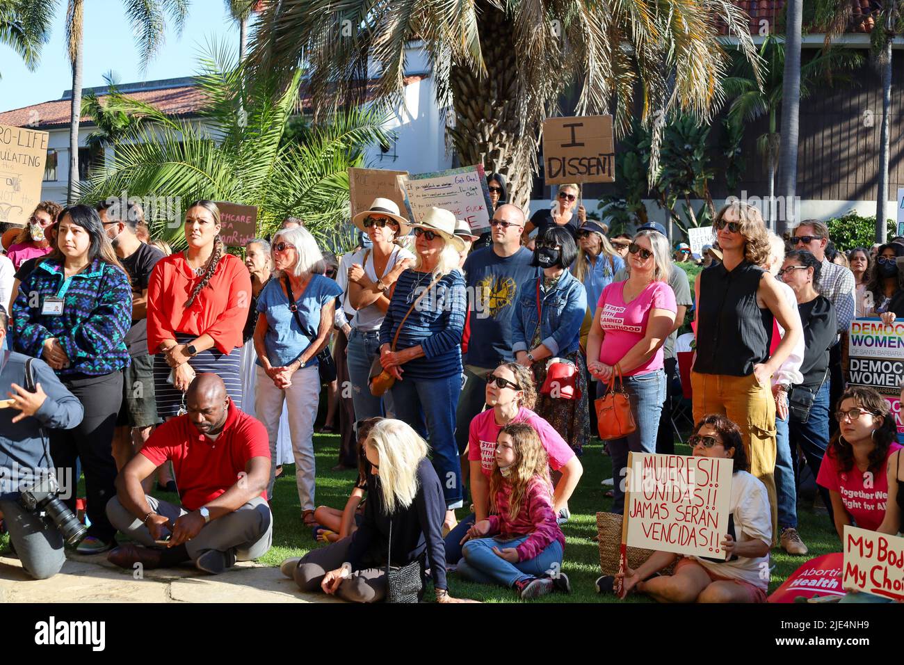 Santa Barbara, California, Stati Uniti. 24th giugno 2022. Centinaia di persone si sono rivelate con breve preavviso per una protesta sponsorizzata dalla Planned Parenthood presso lo storico tribunale di Santa Barbara il 24 giugno 2022, il giorno in cui la Corte Suprema ha rovesciato la storica decisione Roe V. Wade che ha protetto le donne e i diritti di aborto negli Stati Uniti per cinquant'anni. (Credit Image: © Amy Katz/ZUMA Press Wire) Foto Stock