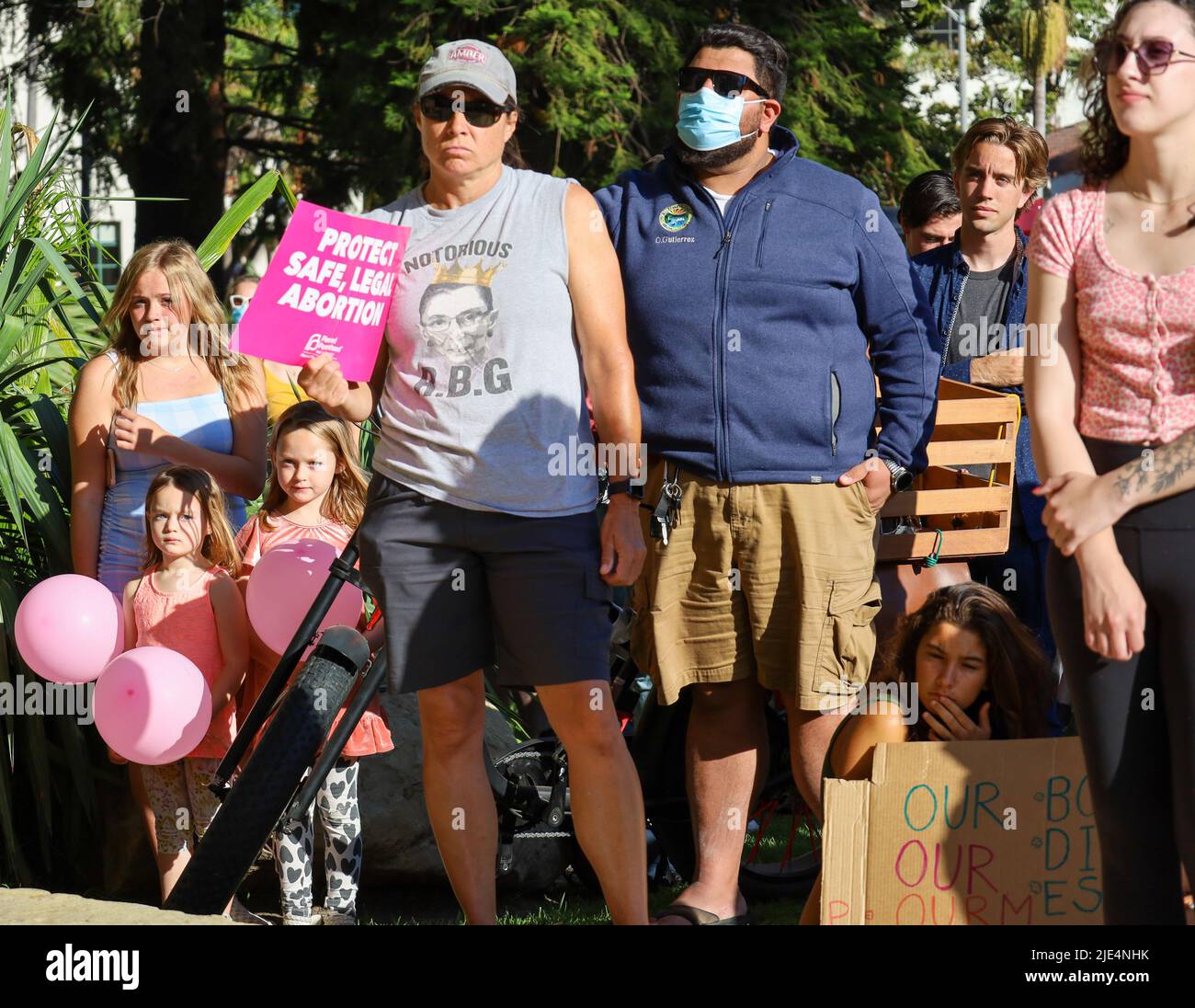 Santa Barbara, California, Stati Uniti. 24th giugno 2022. Centinaia di persone si sono rivelate con breve preavviso per una protesta sponsorizzata dalla Planned Parenthood presso lo storico tribunale di Santa Barbara il 24 giugno 2022, il giorno in cui la Corte Suprema ha rovesciato la storica decisione Roe V. Wade che ha protetto le donne e i diritti di aborto negli Stati Uniti per cinquant'anni. (Credit Image: © Amy Katz/ZUMA Press Wire) Foto Stock
