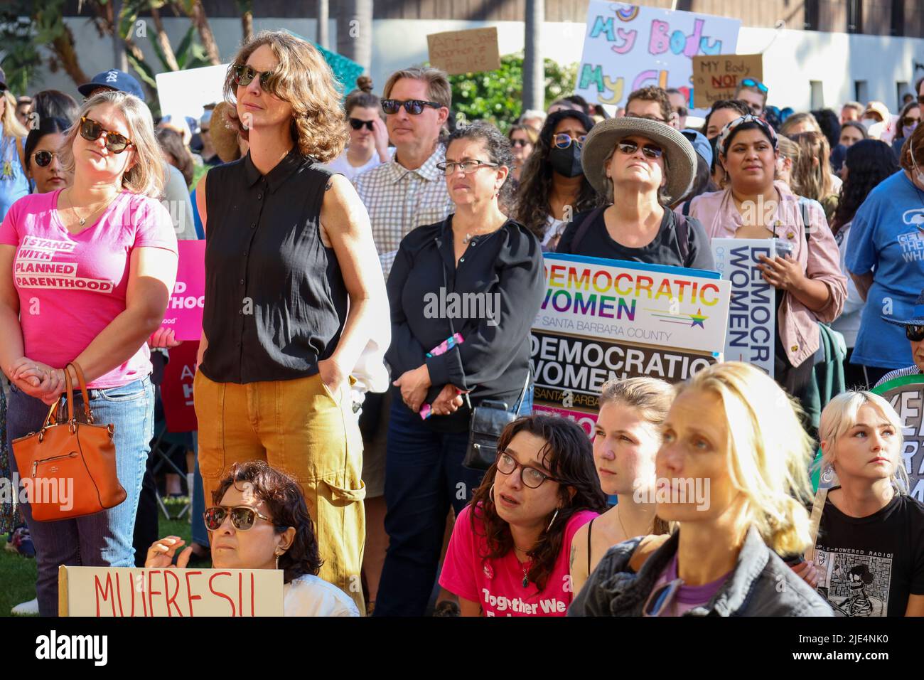 Santa Barbara, California, Stati Uniti. 24th giugno 2022. Centinaia di persone si sono rivelate con breve preavviso per una protesta sponsorizzata dalla Planned Parenthood presso lo storico tribunale di Santa Barbara il 24 giugno 2022, il giorno in cui la Corte Suprema ha rovesciato la storica decisione Roe V. Wade che ha protetto le donne e i diritti di aborto negli Stati Uniti per cinquant'anni. (Credit Image: © Amy Katz/ZUMA Press Wire) Foto Stock