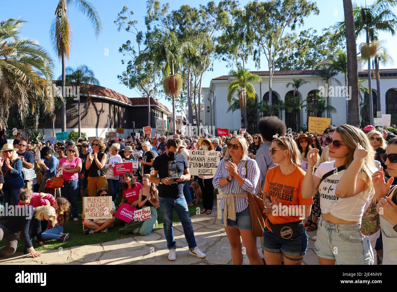 Santa Barbara, California, Stati Uniti. 24th giugno 2022. Centinaia di persone si sono rivelate con breve preavviso per una protesta sponsorizzata dalla Planned Parenthood presso lo storico tribunale di Santa Barbara il 24 giugno 2022, il giorno in cui la Corte Suprema ha rovesciato la storica decisione Roe V. Wade che ha protetto le donne e i diritti di aborto negli Stati Uniti per cinquant'anni. (Credit Image: © Amy Katz/ZUMA Press Wire) Foto Stock