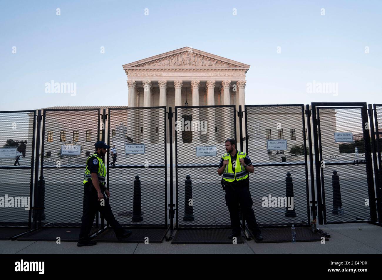 Washington DC, Stati Uniti. 24th giugno 2022. (220625) -- WASHINGTON, D.C., 25 giugno 2022 (Xinhua) -- poliziotti sono visti fuori dalla Corte Suprema degli Stati Uniti a Washington, DC, gli Stati Uniti, 24 giugno 2022. La Corte Suprema degli Stati Uniti il venerdì ha rovesciato Roe contro Wade, una decisione di riferimento che ha stabilito un diritto costituzionale all'aborto nella nazione quasi mezzo secolo fa. (Xinhua/Liu Jie) Credit: Liu Jie/Xinhua/Alamy Live News Foto Stock