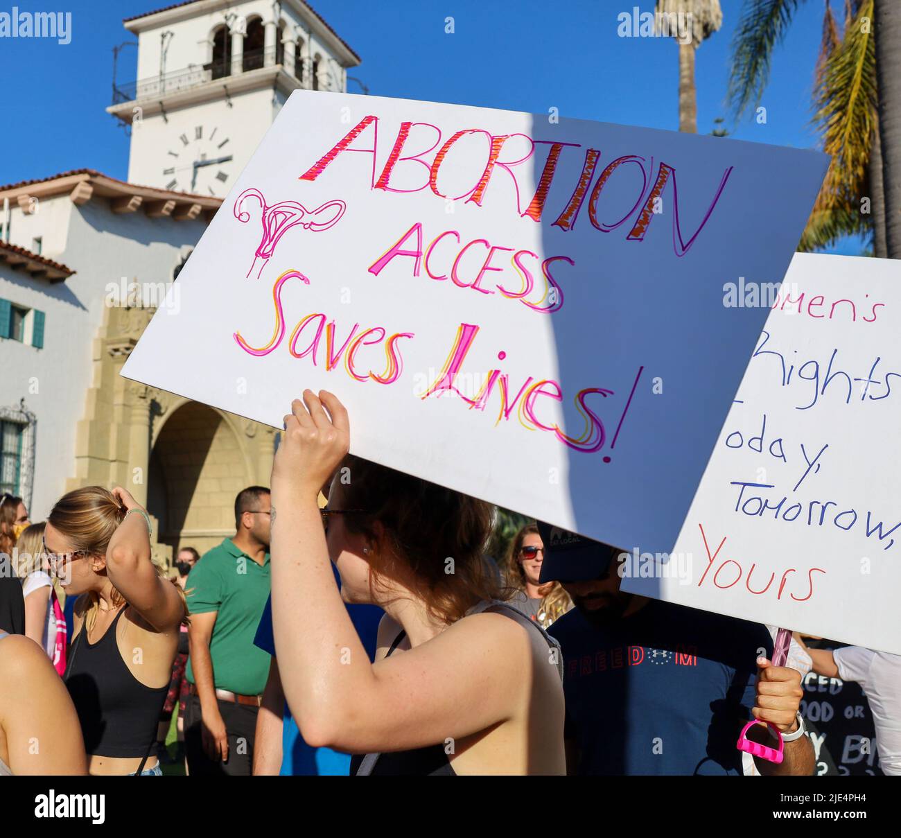 Santa Barbara, California, Stati Uniti. 24th giugno 2022. L'accesso all'aborto salva il segno della vita. Centinaia di persone si sono rivelate con breve preavviso per una protesta sponsorizzata dalla Planned Parenthood presso lo storico tribunale di Santa Barbara il 24 giugno 2022, il giorno in cui la Corte Suprema ha rovesciato la storica decisione Roe V. Wade che ha protetto le donne e i diritti di aborto negli Stati Uniti per cinquant'anni. (Credit Image: © Amy Katz/ZUMA Press Wire) Foto Stock