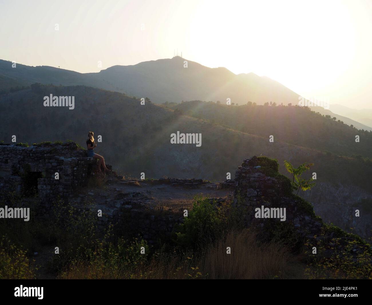 Ragazza che si gode il tramonto al castello di Rozafa, Shkoder, Albania Foto Stock