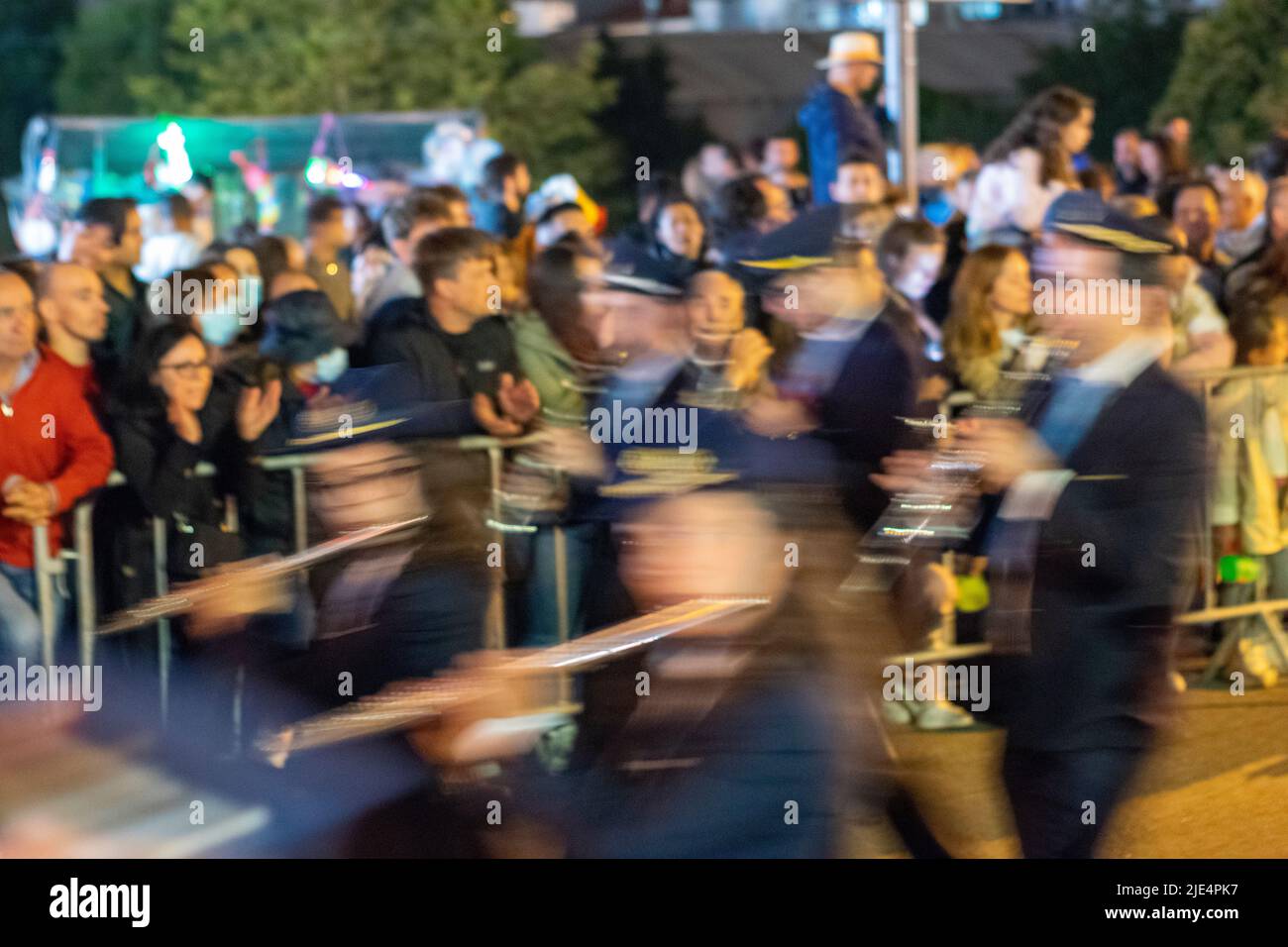 São João di Braga, nel Portogallo settentrionale, sfilata folcloristica con abiti e canti tradizionali portoghesi. Avenida da Liberdade, Braga, Portogallo. Foto Stock
