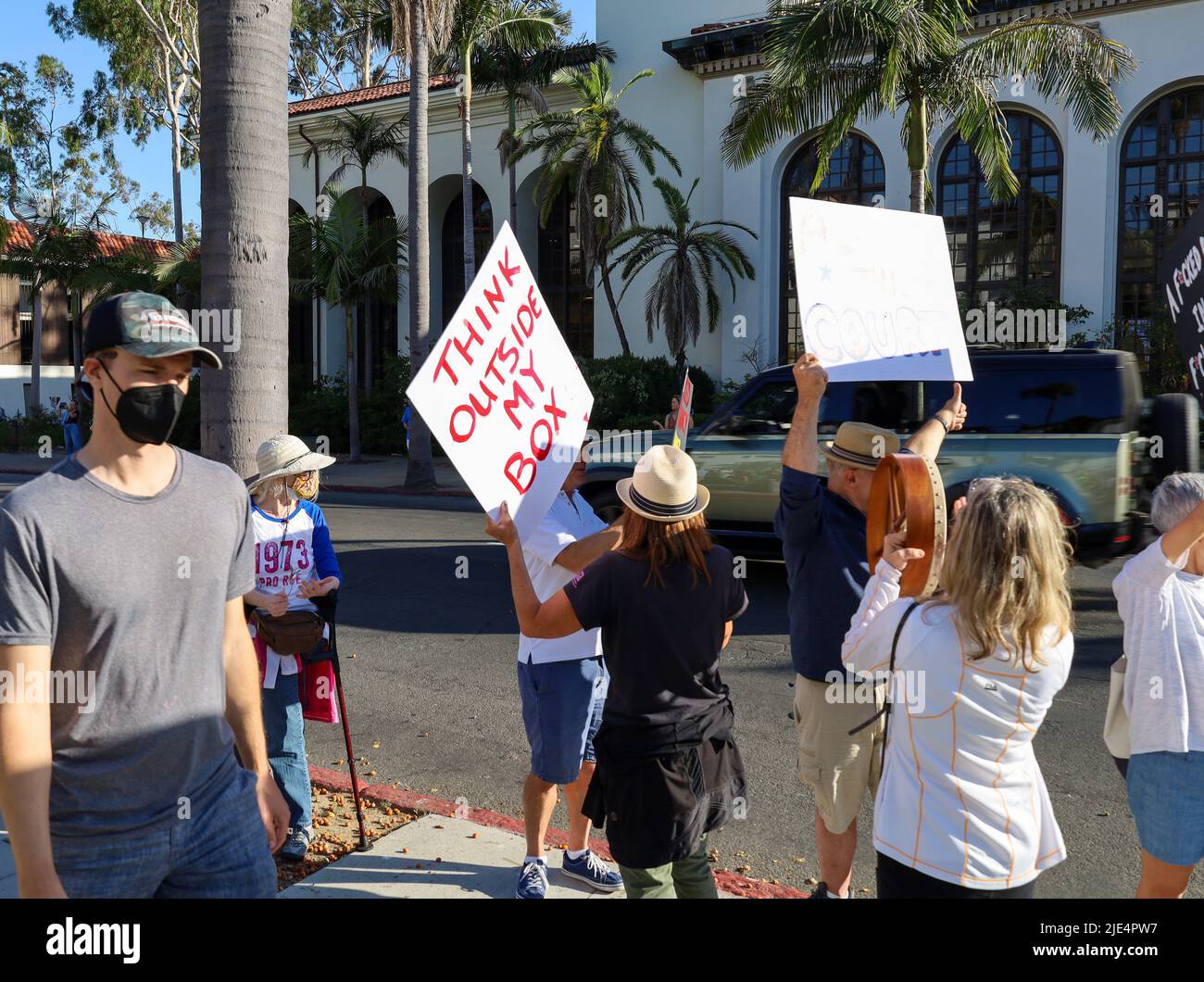 Santa Barbara, California, Stati Uniti. 24th giugno 2022. Pensateci fuori dal mio segno Box. Centinaia di persone si sono rivelate con breve preavviso per una protesta sponsorizzata dalla Planned Parenthood presso lo storico tribunale di Santa Barbara il 24 giugno 2022, il giorno in cui la Corte Suprema ha rovesciato la storica decisione Roe V. Wade che ha protetto le donne e i diritti di aborto negli Stati Uniti per cinquant'anni. (Credit Image: © Amy Katz/ZUMA Press Wire) Foto Stock