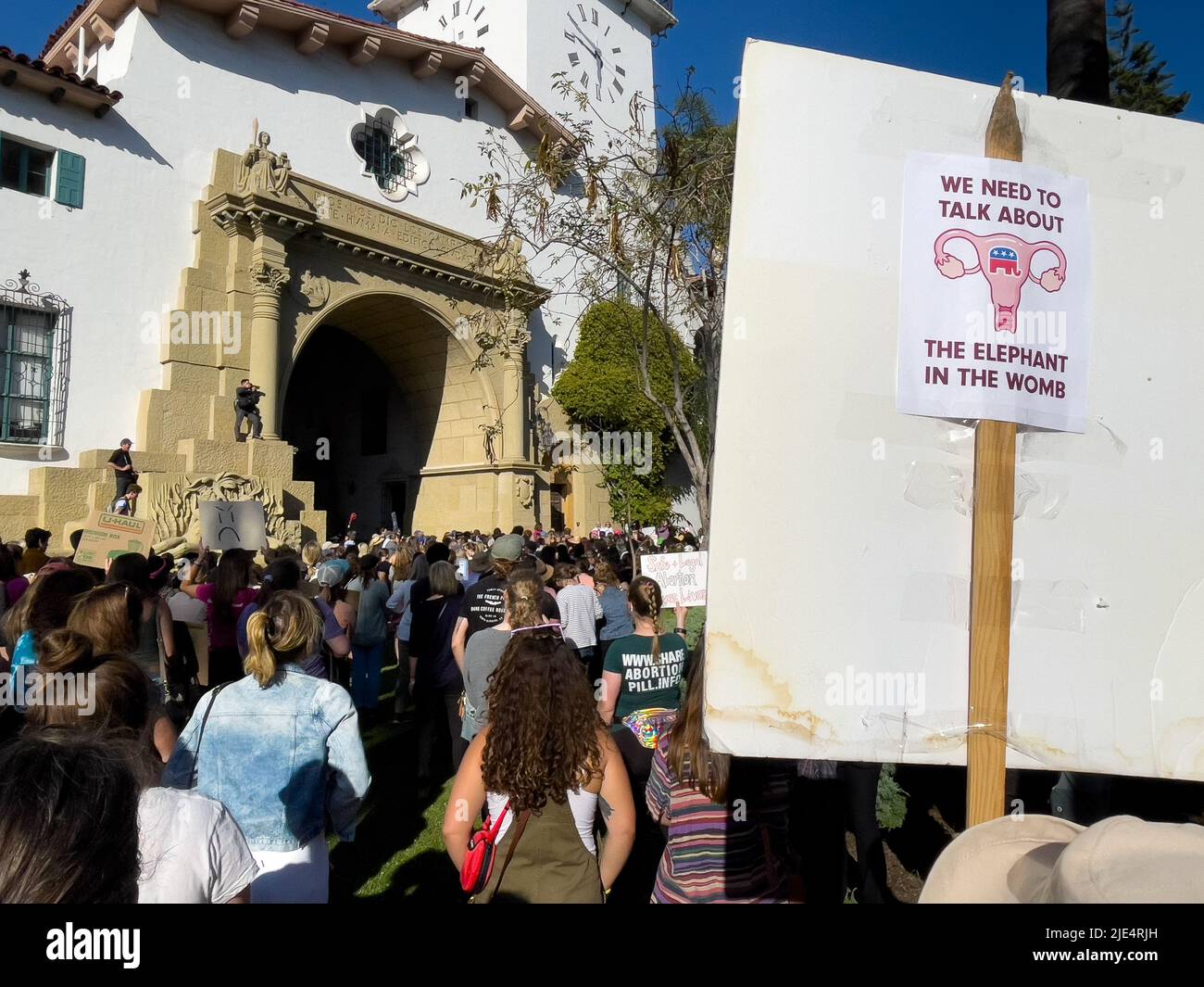Santa Barbara, California, Stati Uniti. 24th giugno 2022. Dobbiamo parlare dell'elefante nel segno del grembo. Centinaia di persone si sono rivelate con breve preavviso per una protesta sponsorizzata dalla Planned Parenthood presso lo storico tribunale di Santa Barbara il 24 giugno 2022, il giorno in cui la Corte Suprema ha rovesciato la storica decisione Roe V. Wade che ha protetto le donne e i diritti di aborto negli Stati Uniti per cinquant'anni. (Credit Image: © Amy Katz/ZUMA Press Wire) Foto Stock