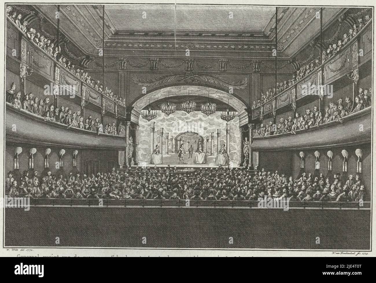 Vista sul teatro di Amsterdam. L'auditorium è pieno di spettatori, una rappresentazione teatrale è eseguita sul palco. Nel margine è una riga di testo in olandese, nella seconda riga tradotta in francese, interno del teatro di Amsterdam., tipografia: Nicolaas van Frankendaal, (menzionato in oggetto), mediatore relatore: Willem writs, (menzionato in oggetto), 1774, carta, incisione, a 225 mm x l 307 mm Foto Stock