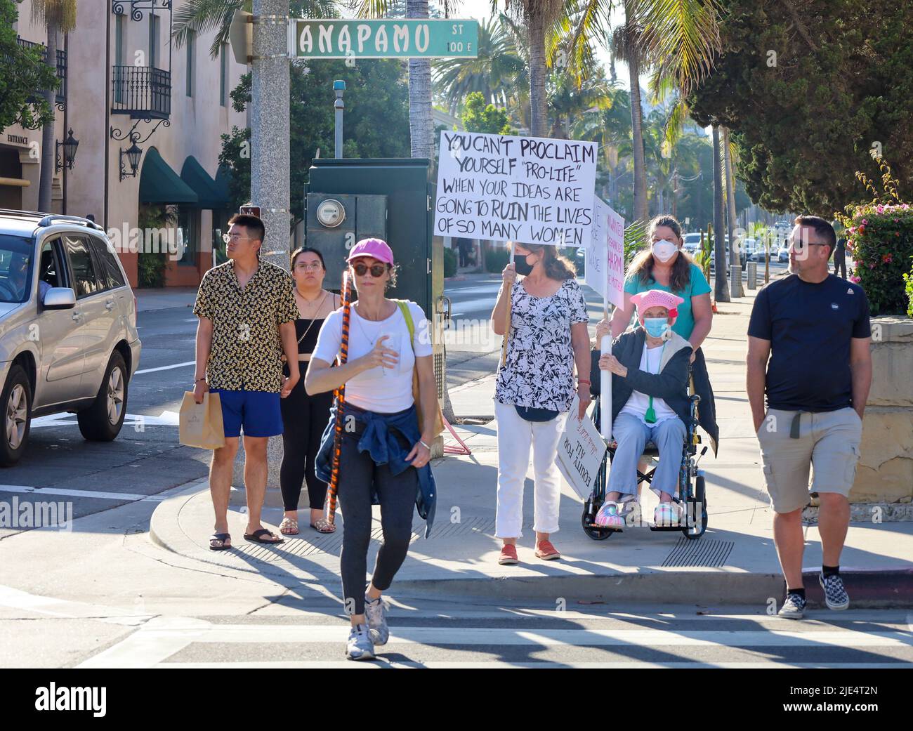 Santa Barbara, California, Stati Uniti. 24th giugno 2022. Centinaia di persone si sono rivelate con breve preavviso per una protesta sponsorizzata dalla Planned Parenthood presso lo storico tribunale di Santa Barbara il 24 giugno 2022, il giorno in cui la Corte Suprema ha rovesciato la storica decisione Roe V. Wade che ha protetto le donne e i diritti di aborto negli Stati Uniti per cinquant'anni. (Credit Image: © Amy Katz/ZUMA Press Wire) Foto Stock