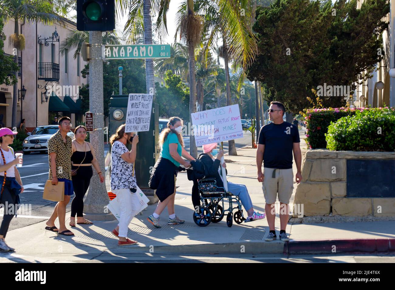 Santa Barbara, California, Stati Uniti. 24th giugno 2022. Centinaia di persone si sono rivelate con breve preavviso per una protesta sponsorizzata dalla Planned Parenthood presso lo storico tribunale di Santa Barbara il 24 giugno 2022, il giorno in cui la Corte Suprema ha rovesciato la storica decisione Roe V. Wade che ha protetto le donne e i diritti di aborto negli Stati Uniti per cinquant'anni. (Credit Image: © Amy Katz/ZUMA Press Wire) Foto Stock