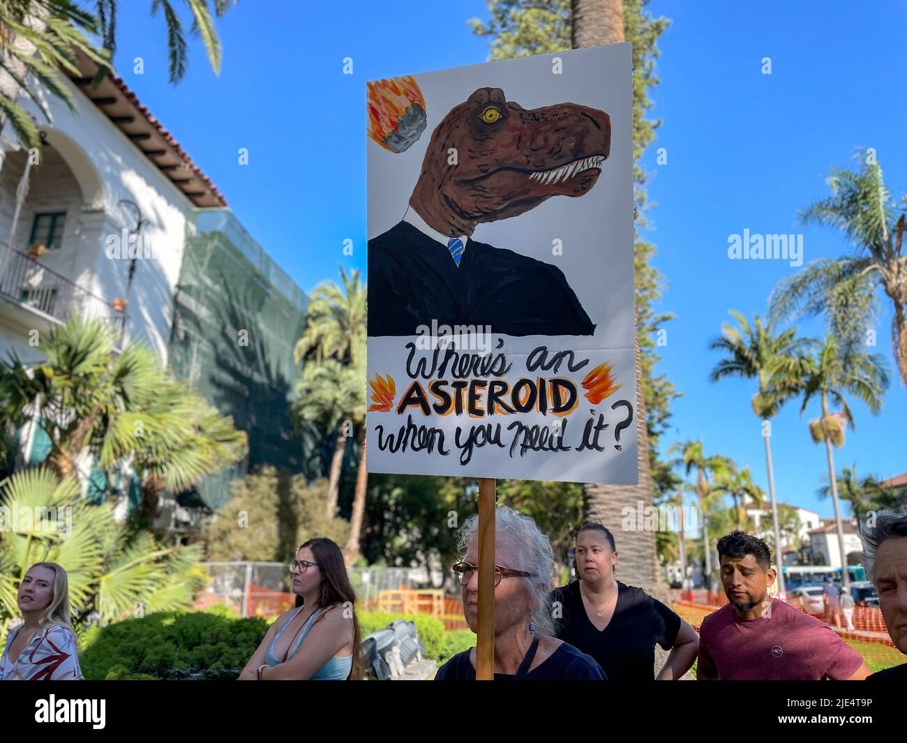 Santa Barbara, California, Stati Uniti. 24th giugno 2022. Dove si trova un asteroide quando ne hai bisogno? Sign .centinaia di persone si sono rivelate con breve preavviso per una protesta sponsorizzata da Planned Parenthood presso il Tribunale storico di Santa Barbara il 24 giugno 2022, il giorno in cui la Corte Suprema ha rovesciato il punto di riferimento Roe V. Wade decisione che ha protetto le donne e i diritti di aborto negli Stati Uniti per cinquant'anni. (Credit Image: © Amy Katz/ZUMA Press Wire) Foto Stock