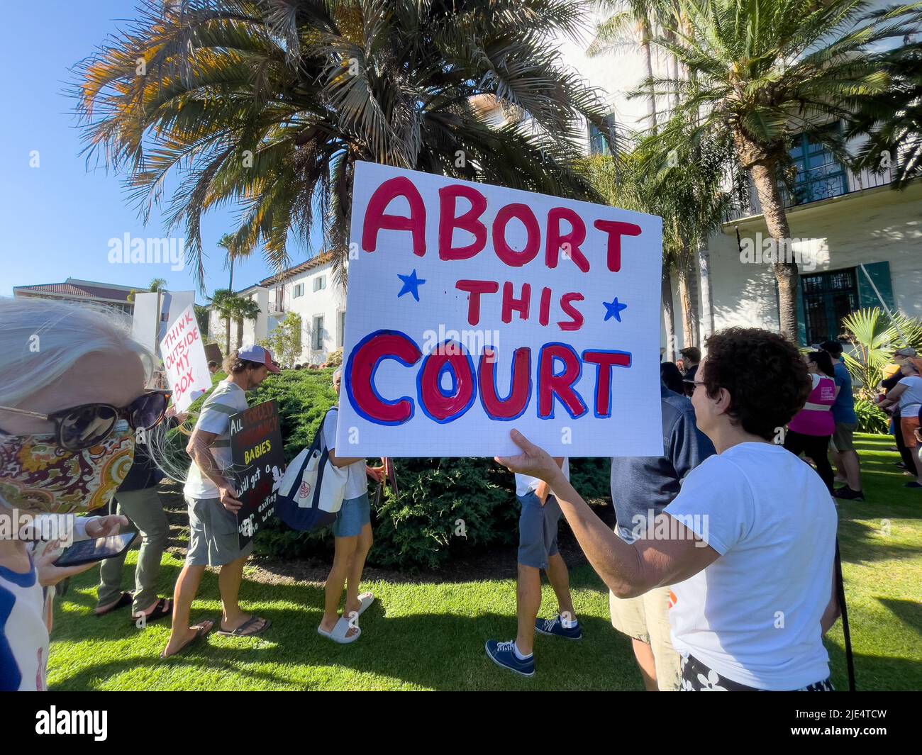 Santa Barbara, California, Stati Uniti. 24th giugno 2022. Interrompi questa Corte Firma tenuto dal protestor come centinaia di persone si sono rivelate in breve preavviso per una protesta sponsorizzata da Planned Parenthood presso il Tribunale storico di Santa Barbara il 24 giugno 2022, Il giorno la Corte Suprema ha rovesciato il punto di riferimento Roe V. Wade decisione che ha protetto le donne e i diritti di aborto negli Stati Uniti per cinquant'anni. (Credit Image: © Amy Katz/ZUMA Press Wire) Foto Stock