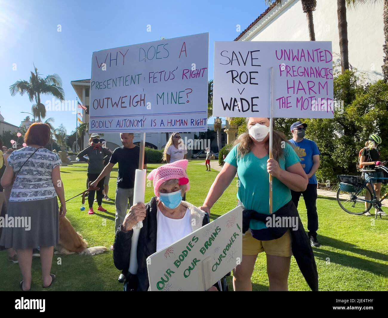 Santa Barbara, California, Stati Uniti. 24th giugno 2022. Centinaia di persone si sono rivelate con breve preavviso per una protesta sponsorizzata dalla Planned Parenthood presso lo storico tribunale di Santa Barbara il 24 giugno 2022, il giorno in cui la Corte Suprema ha rovesciato la storica decisione Roe V. Wade che ha protetto le donne e i diritti di aborto negli Stati Uniti per cinquant'anni. (Credit Image: © Amy Katz/ZUMA Press Wire) Foto Stock