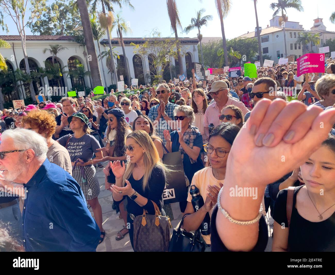 Santa Barbara, California, Stati Uniti. 24th giugno 2022. La donna tiene il pugno quando centinaia di persone si sono rivelate con breve preavviso per una protesta sponsorizzata da Planned Parenthood presso il tribunale storico di Santa Barbara il 24 giugno 2022, Il giorno la Corte Suprema ha rovesciato il punto di riferimento Roe V. Wade decisione che ha protetto le donne e i diritti di aborto negli Stati Uniti per cinquant'anni. (Credit Image: © Amy Katz/ZUMA Press Wire) Foto Stock