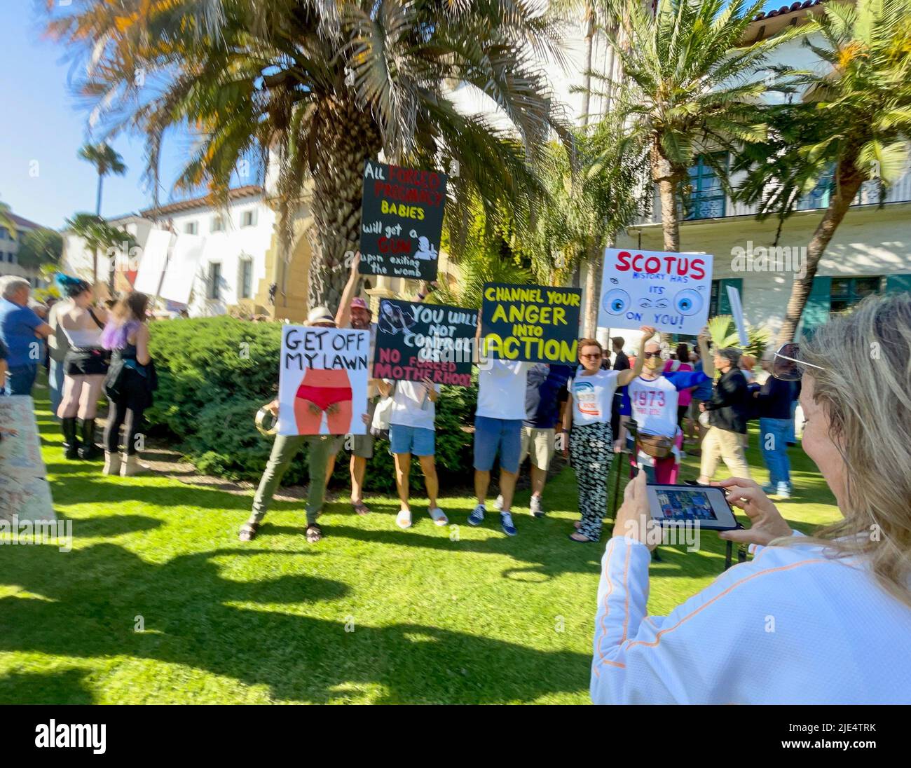 Santa Barbara, California, Stati Uniti. 24th giugno 2022. Centinaia di persone si sono rivelate con breve preavviso per una protesta sponsorizzata dalla Planned Parenthood presso lo storico tribunale di Santa Barbara il 24 giugno 2022, il giorno in cui la Corte Suprema ha rovesciato la storica decisione Roe V. Wade che ha protetto le donne e i diritti di aborto negli Stati Uniti per cinquant'anni. (Credit Image: © Amy Katz/ZUMA Press Wire) Foto Stock
