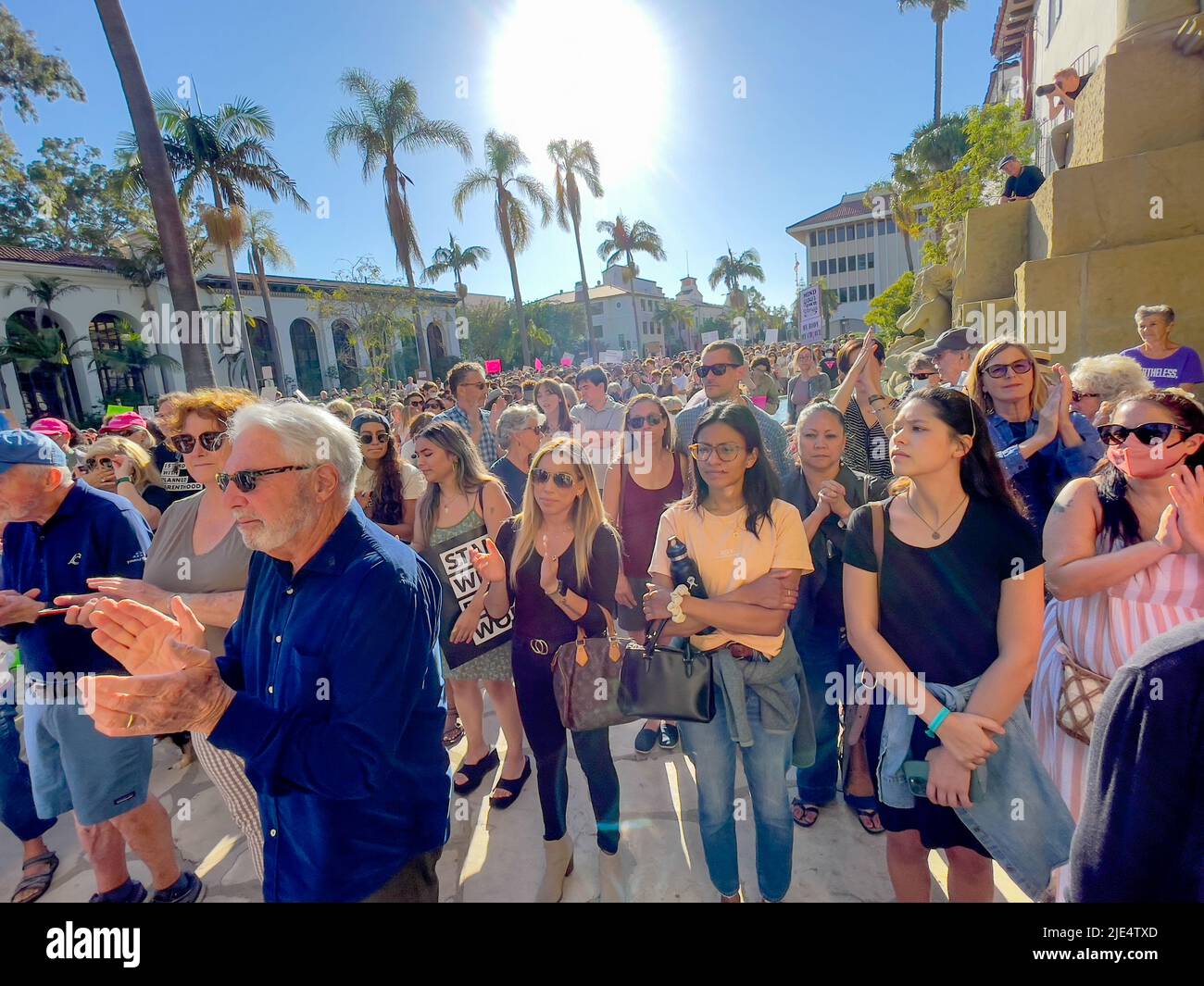 Santa Barbara, California, Stati Uniti. 24th giugno 2022. Centinaia di persone si sono rivelate con breve preavviso per una protesta sponsorizzata dalla Planned Parenthood presso lo storico tribunale di Santa Barbara il 24 giugno 2022, il giorno in cui la Corte Suprema ha rovesciato la storica decisione Roe V. Wade che ha protetto le donne e i diritti di aborto negli Stati Uniti per cinquant'anni. (Credit Image: © Amy Katz/ZUMA Press Wire) Foto Stock