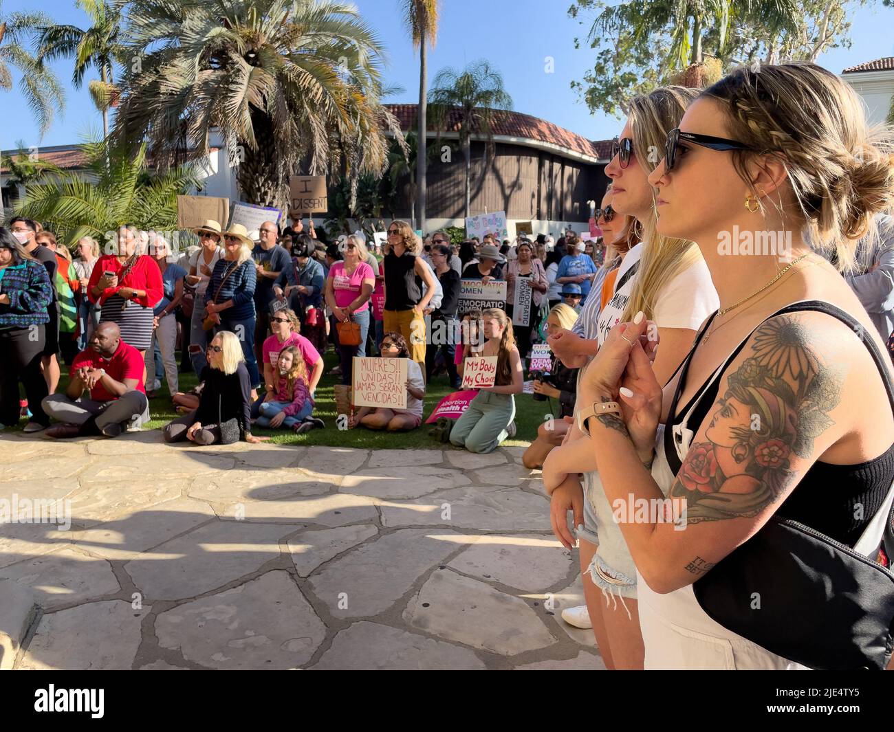 Santa Barbara, California, Stati Uniti. 24th giugno 2022. Centinaia di persone si sono rivelate con breve preavviso per una protesta sponsorizzata dalla Planned Parenthood presso lo storico tribunale di Santa Barbara il 24 giugno 2022, il giorno in cui la Corte Suprema ha rovesciato la storica decisione Roe V. Wade che ha protetto le donne e i diritti di aborto negli Stati Uniti per cinquant'anni. (Credit Image: © Amy Katz/ZUMA Press Wire) Foto Stock