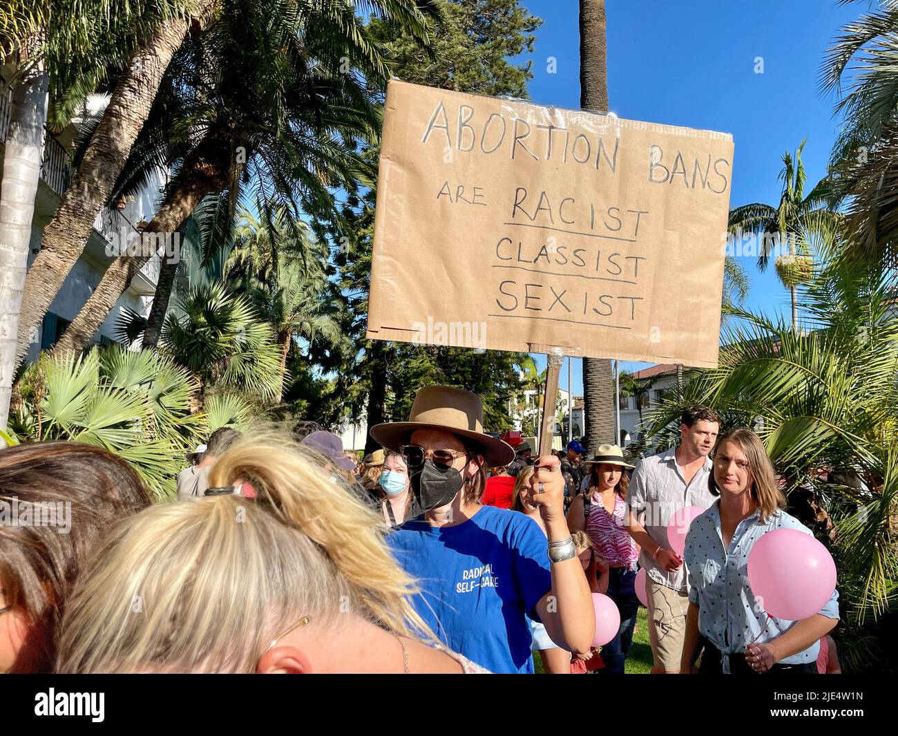Santa Barbara, California, Stati Uniti. 24th giugno 2022. Centinaia di persone si sono rivelate con breve preavviso per una protesta sponsorizzata dalla Planned Parenthood presso lo storico tribunale di Santa Barbara il 24 giugno 2022, il giorno in cui la Corte Suprema ha rovesciato la storica decisione Roe V. Wade che ha protetto le donne e i diritti di aborto negli Stati Uniti per cinquant'anni. (Credit Image: © Amy Katz/ZUMA Press Wire) Foto Stock