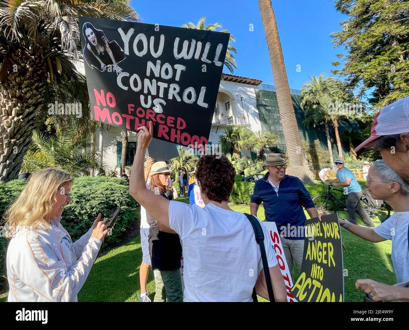 Santa Barbara, California, Stati Uniti. 24th giugno 2022. Centinaia di persone si sono rivelate con breve preavviso per una protesta sponsorizzata dalla Planned Parenthood presso lo storico tribunale di Santa Barbara il 24 giugno 2022, il giorno in cui la Corte Suprema ha rovesciato la storica decisione Roe V. Wade che ha protetto le donne e i diritti di aborto negli Stati Uniti per cinquant'anni. (Credit Image: © Amy Katz/ZUMA Press Wire) Foto Stock