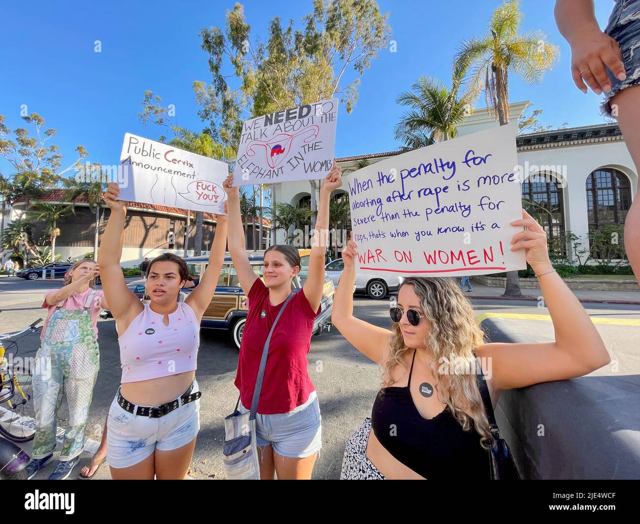 Santa Barbara, California, Stati Uniti. 24th giugno 2022. Centinaia di persone si sono rivelate con breve preavviso per una protesta sponsorizzata dalla Planned Parenthood presso lo storico tribunale di Santa Barbara il 24 giugno 2022, il giorno in cui la Corte Suprema ha rovesciato la storica decisione Roe V. Wade che ha protetto le donne e i diritti di aborto negli Stati Uniti per cinquant'anni. (Credit Image: © Amy Katz/ZUMA Press Wire) Foto Stock