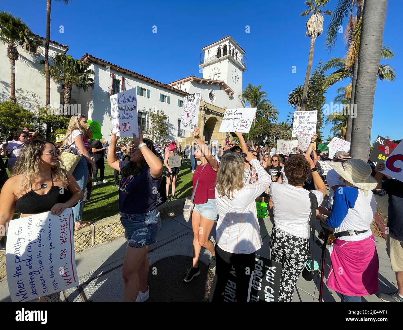 Santa Barbara, California, Stati Uniti. 24th giugno 2022. Centinaia di persone si sono rivelate con breve preavviso per una protesta sponsorizzata dalla Planned Parenthood presso lo storico tribunale di Santa Barbara il 24 giugno 2022, il giorno in cui la Corte Suprema ha rovesciato la storica decisione Roe V. Wade che ha protetto le donne e i diritti di aborto negli Stati Uniti per cinquant'anni. (Credit Image: © Amy Katz/ZUMA Press Wire) Foto Stock