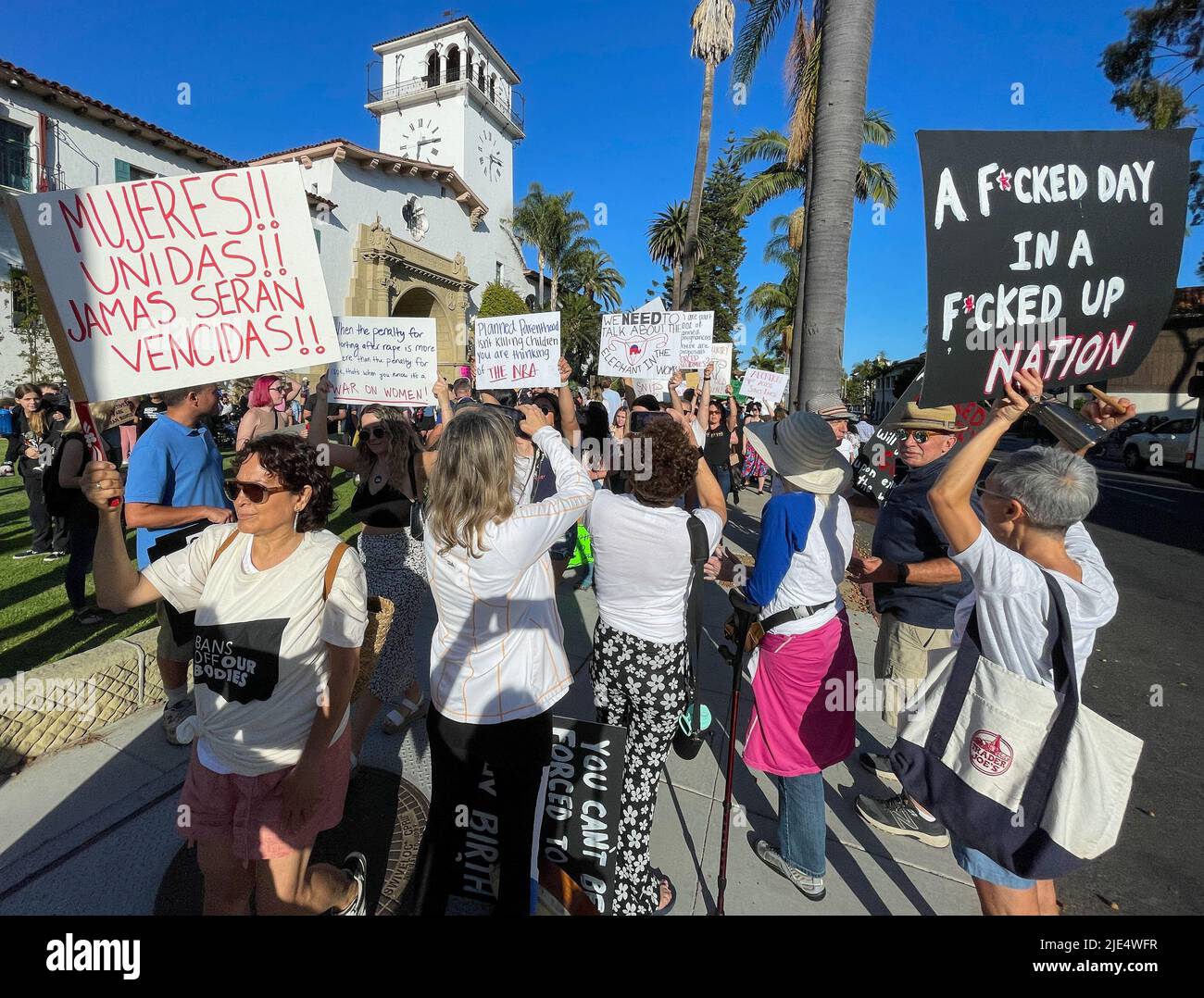 Santa Barbara, California, Stati Uniti. 24th giugno 2022. Centinaia di persone si sono rivelate con breve preavviso per una protesta sponsorizzata dalla Planned Parenthood presso lo storico tribunale di Santa Barbara il 24 giugno 2022, il giorno in cui la Corte Suprema ha rovesciato la storica decisione Roe V. Wade che ha protetto le donne e i diritti di aborto negli Stati Uniti per cinquant'anni. (Credit Image: © Amy Katz/ZUMA Press Wire) Foto Stock