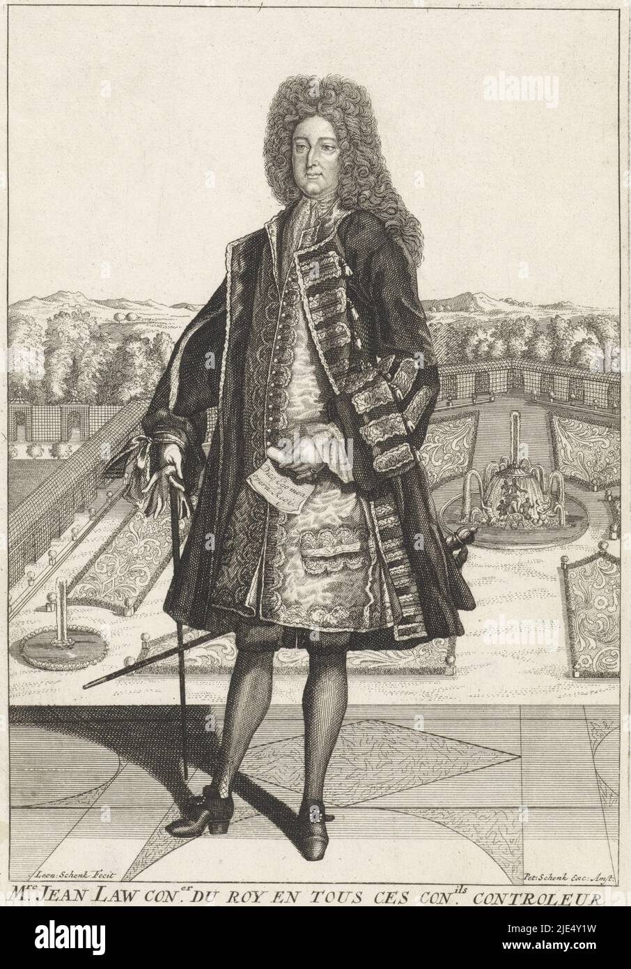 Ritratto a tutta lunghezza dell'economista scozzese John Law. Nella mano destra ha un bastone e nella mano sinistra un sacco di carta con un testo a una riga del Salmo 45,2. Dietro di lui parte dei giardini di Versailles. Sotto il ritratto il nome e la funzione della persona raffigurata e un poema di beffa francese a quattro righe, Ritratto di John Law M.er. Jean Law con.er. Du roy en tous ces con.ils. Controleur gnal des finances, tipografo: Leonard Schenk, (menzionato sull'oggetto), editore: Pieter Schenk (II), (menzionato sull'oggetto), Amsterdam, 1720, carta, incisione, h 271 mm x l 175 mm Foto Stock