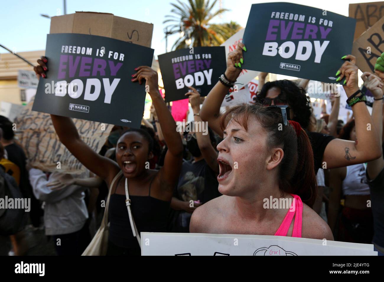 Los Angeles, Stati Uniti. 25th giugno 2022. La gente protesta lungo l'Hollywood Blvd. A Los Angeles, California, Stati Uniti, 24 giugno 2022. La Corte Suprema degli Stati Uniti il venerdì ha rovesciato Roe contro Wade, una decisione di riferimento che ha stabilito un diritto costituzionale all'aborto nella nazione quasi mezzo secolo fa. Credit: Xinhua/Alamy Live News Foto Stock