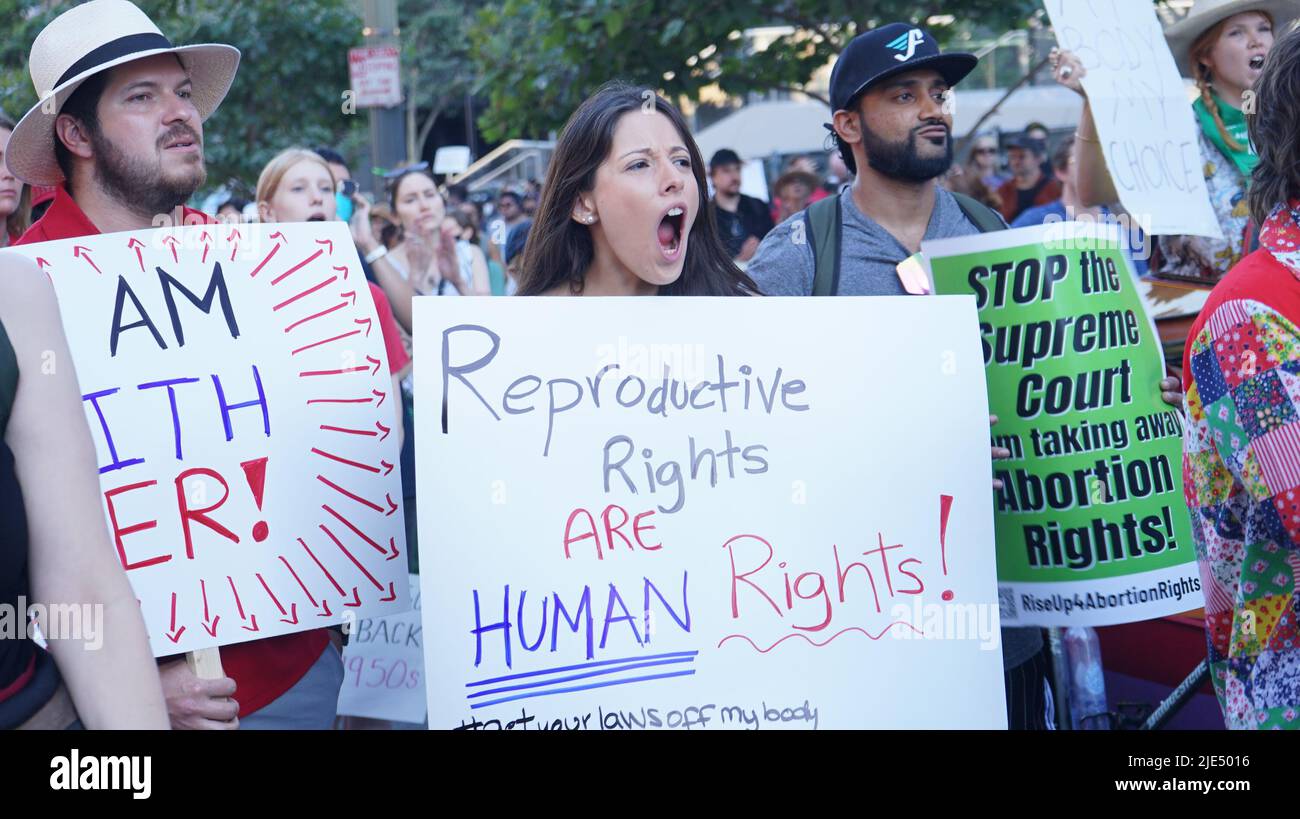 Los Angeles, Stati Uniti. 24th giugno 2022. I manifestanti si riuniscono nel centro di Los Angeles, California, Stati Uniti, 24 giugno 2022. La Corte Suprema degli Stati Uniti il venerdì ha rovesciato Roe contro Wade, una decisione di riferimento che ha stabilito un diritto costituzionale all'aborto nella nazione quasi mezzo secolo fa. Credit: Zeng Hui/Xinhua/Alamy Live News Foto Stock