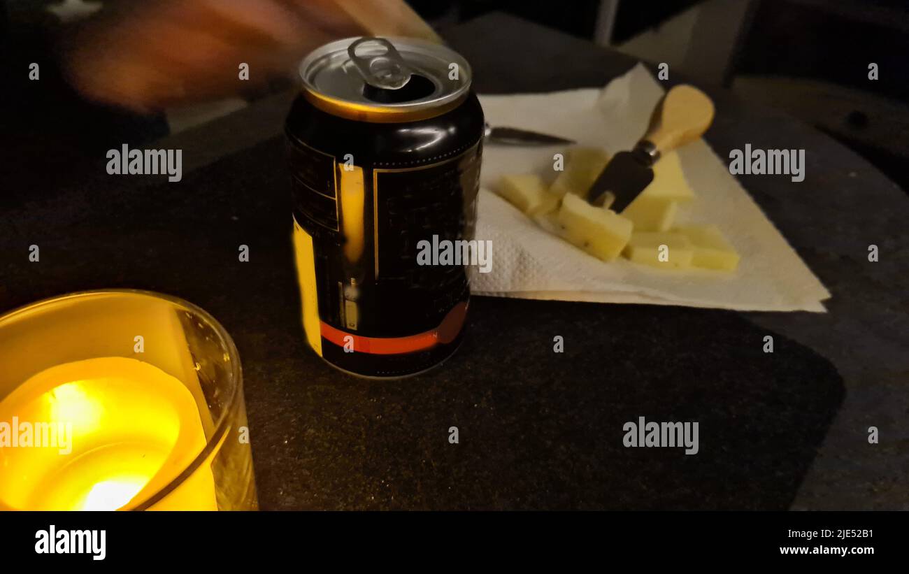Abbinamento di whiskey e formaggio, degustazione di whiskey e piatto di formaggio affettato da vicino Foto Stock
