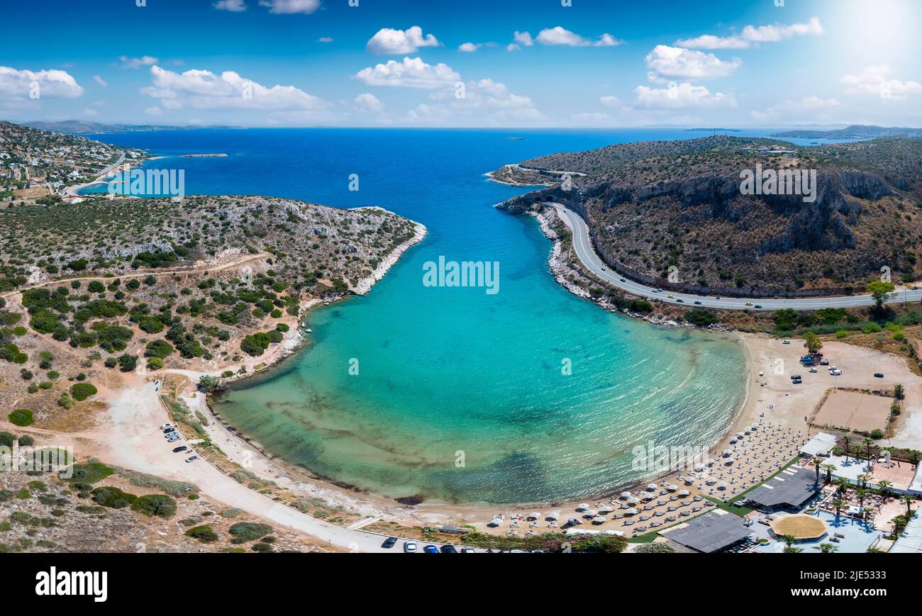 Vista panoramica sulla spiaggia di Lomvarda, a sud della costa di Atene Foto Stock