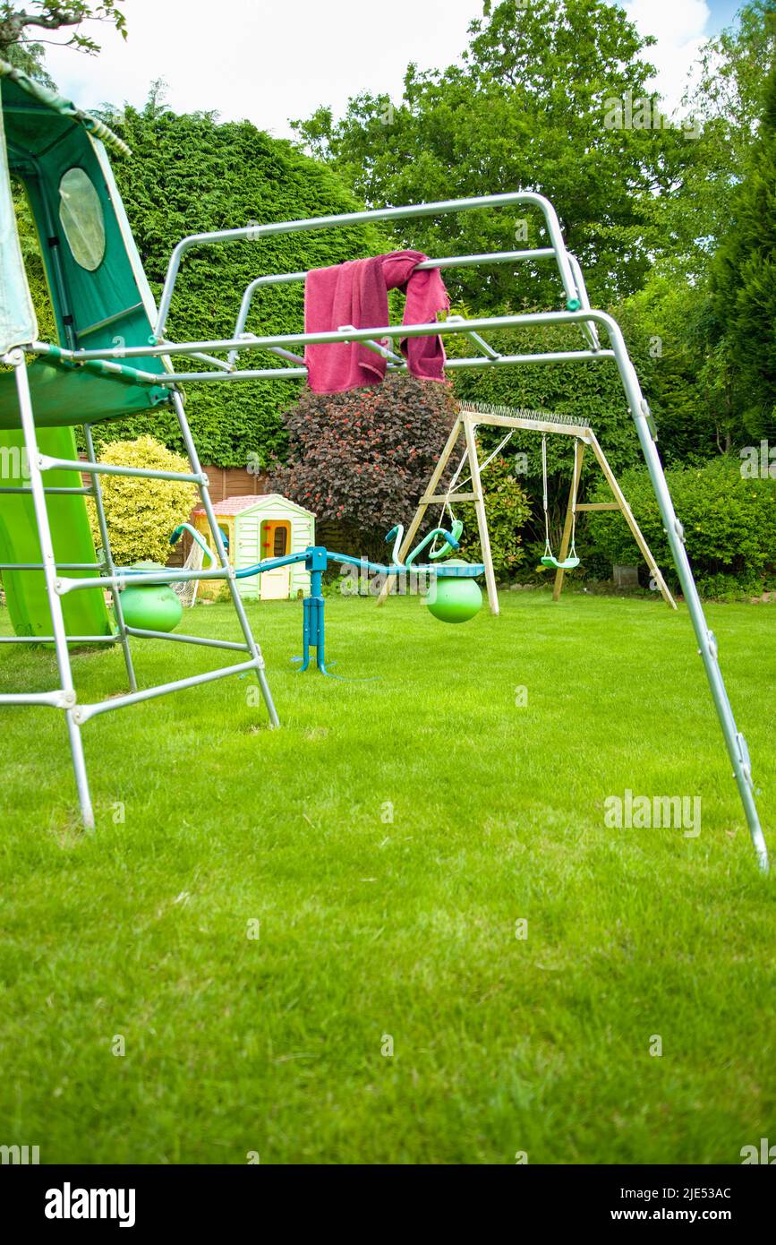 Giardino estivo in Inghilterra con giochi per bambini. Foto Stock