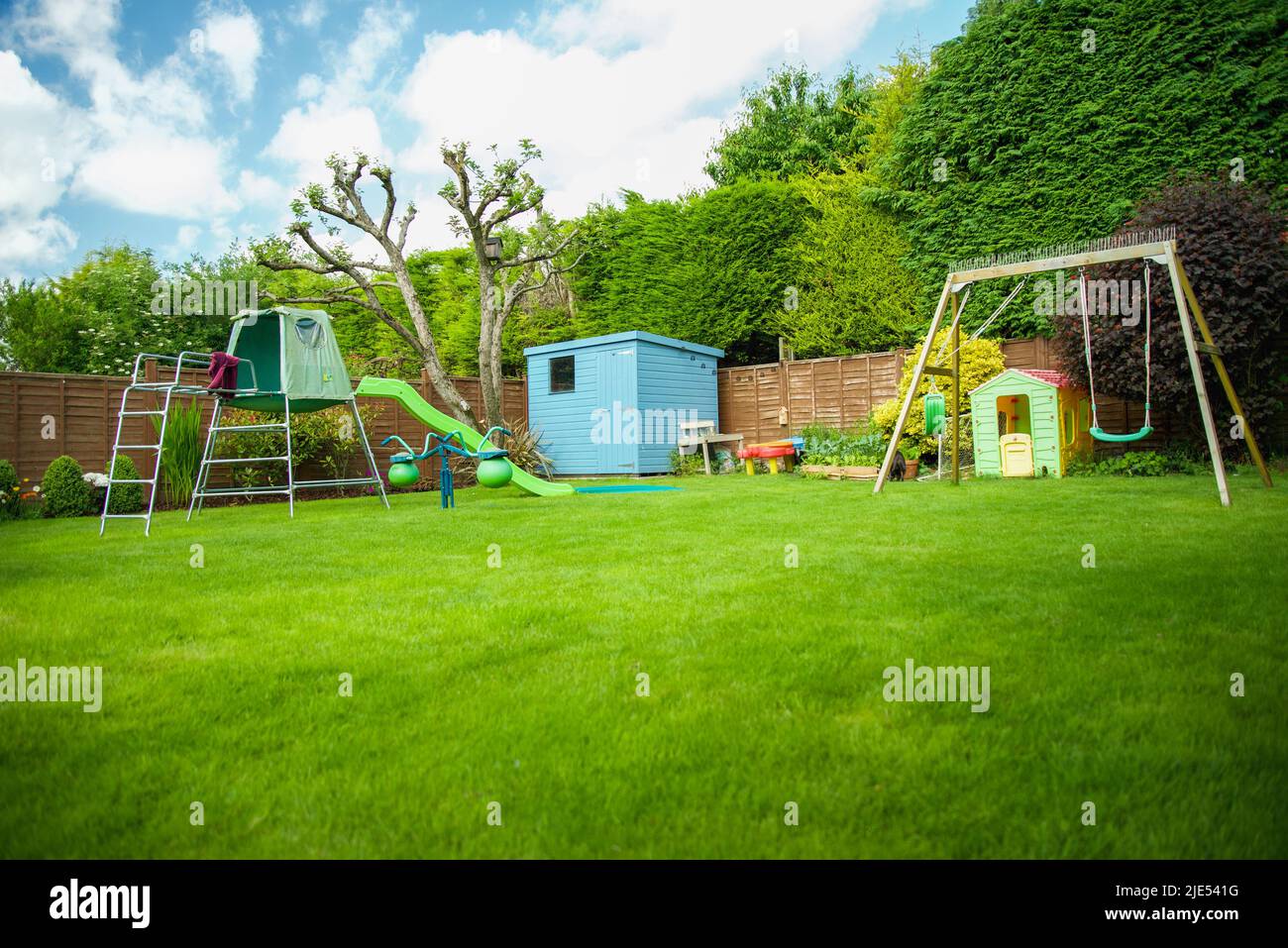 Giardino estivo in Inghilterra con giochi per bambini. Foto Stock