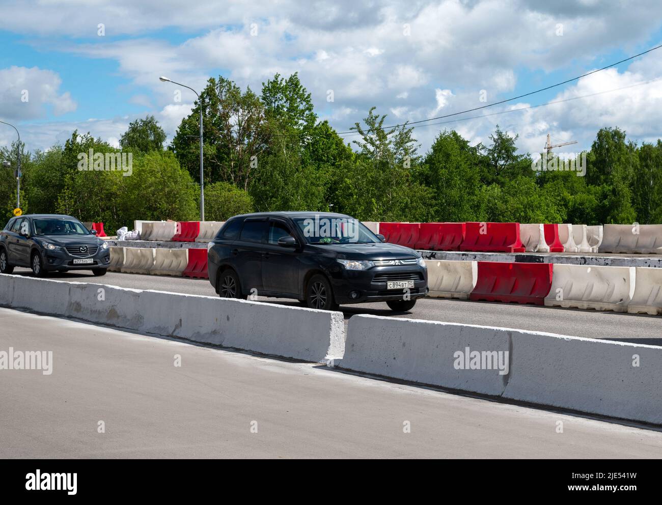 Mosca, Russia - Giugno 04. 2022. Le barriere piene d'acqua sono in piedi lungo la strada durante le riparazioni. Foto Stock